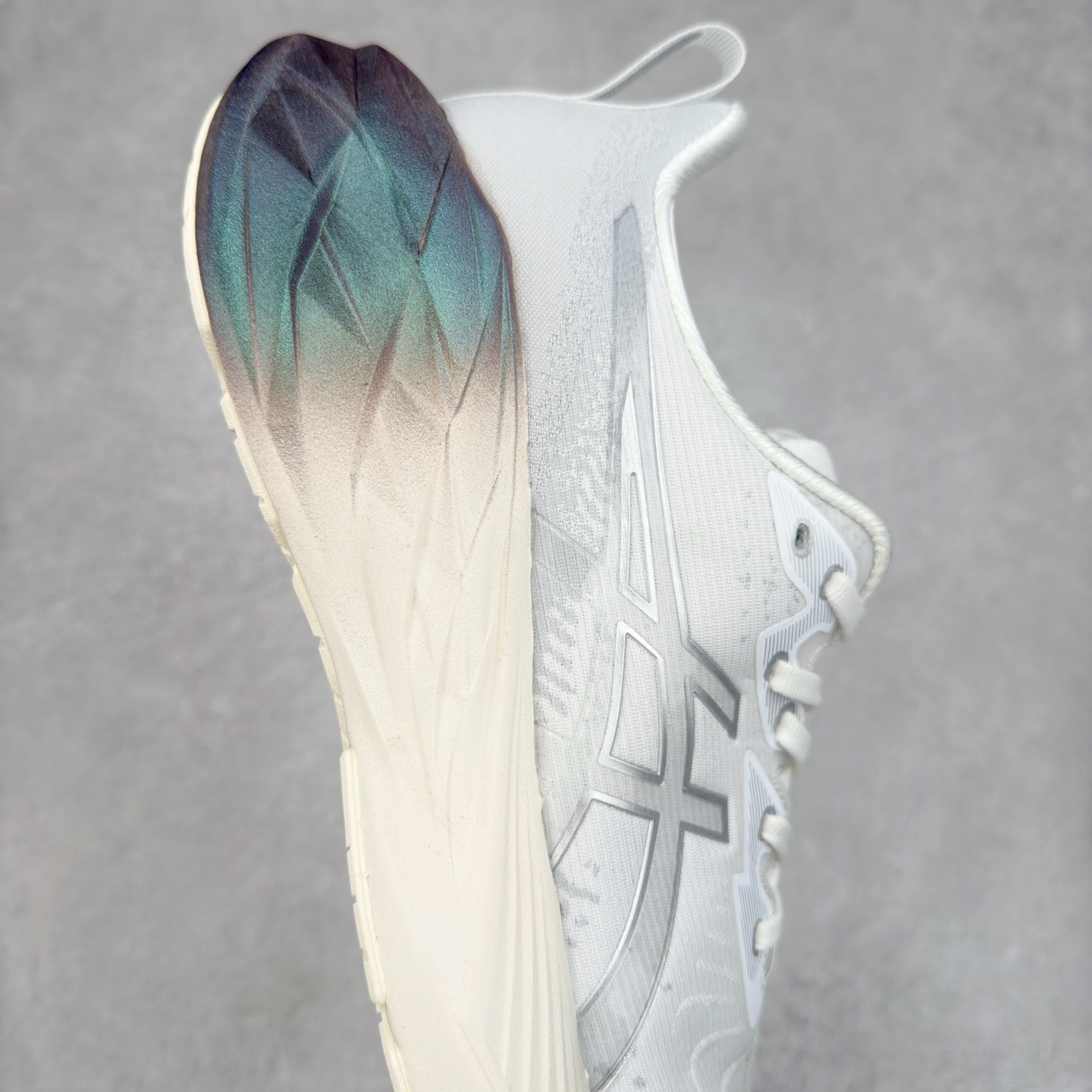 图片[6]-＃特价福利 ASICS NOVABLAST 4 亚瑟士舒适缓震跑鞋 鞋面从NOVABLAST 3的工程网眼升级为一片式轻量编织设计 提升了跑鞋的透气性 并配备结构鞋舌 进一步提升透气性的同时减少鞋舌滑动 从而实现更好的包裹感 后跟结构也是亮点之一 不仅提升了稳定性 还能给跑者提供更强支撑 上脚舒适度非常明显 无论如何跑跳晃动 双脚都被包裹的非常服帖舒适 同时前脚掌有足够空间 中足又很贴合 后跟高度和弧度也都非常舒适 从NOVABLAST 4 采用全新FF BLAST PLUS ECO轻量高能回弹泡棉材料 这是一种超过20%的生物基可再生资源 在带给跑者更舒适体验同时助力减轻环境负担 值得关注的是NOVABLAST 4将成为该系列首款贴有CO2e标签的鞋款 以进一步严格贯彻ASICS亚瑟士的可持续发展理念 大底采用了低密度设计的AHAR LO 更大程度增强鞋款耐磨性 提升使用寿命 外底液采用了全新设计 其灵感来源于植物的斐波那契螺旋叶片图案 独特的几何纹路使新一代鞋款的外观更具标志性 中底和大底设计都是为了让跑者获得更大的能量反馈 更强的回弹性 在跑步过程中轻弹畅跑 看配置就能感受到NOVABLAST 4 的优势 高回弹、高缓震、且耐用的综合长跑训练鞋 尺码：36 37 38 39 39.5 40 40.5 41.5 42 42.5 43.5 44 45-选品中心