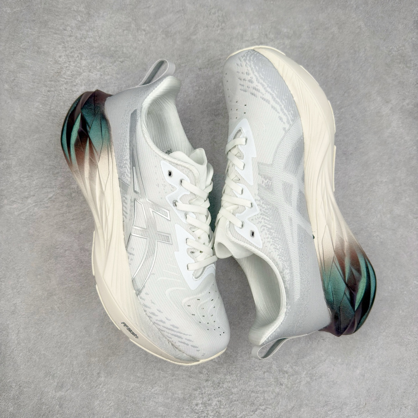 图片[3]-＃特价福利 ASICS NOVABLAST 4 亚瑟士舒适缓震跑鞋 鞋面从NOVABLAST 3的工程网眼升级为一片式轻量编织设计 提升了跑鞋的透气性 并配备结构鞋舌 进一步提升透气性的同时减少鞋舌滑动 从而实现更好的包裹感 后跟结构也是亮点之一 不仅提升了稳定性 还能给跑者提供更强支撑 上脚舒适度非常明显 无论如何跑跳晃动 双脚都被包裹的非常服帖舒适 同时前脚掌有足够空间 中足又很贴合 后跟高度和弧度也都非常舒适 从NOVABLAST 4 采用全新FF BLAST PLUS ECO轻量高能回弹泡棉材料 这是一种超过20%的生物基可再生资源 在带给跑者更舒适体验同时助力减轻环境负担 值得关注的是NOVABLAST 4将成为该系列首款贴有CO2e标签的鞋款 以进一步严格贯彻ASICS亚瑟士的可持续发展理念 大底采用了低密度设计的AHAR LO 更大程度增强鞋款耐磨性 提升使用寿命 外底液采用了全新设计 其灵感来源于植物的斐波那契螺旋叶片图案 独特的几何纹路使新一代鞋款的外观更具标志性 中底和大底设计都是为了让跑者获得更大的能量反馈 更强的回弹性 在跑步过程中轻弹畅跑 看配置就能感受到NOVABLAST 4 的优势 高回弹、高缓震、且耐用的综合长跑训练鞋 尺码：36 37 38 39 39.5 40 40.5 41.5 42 42.5 43.5 44 45-选品中心