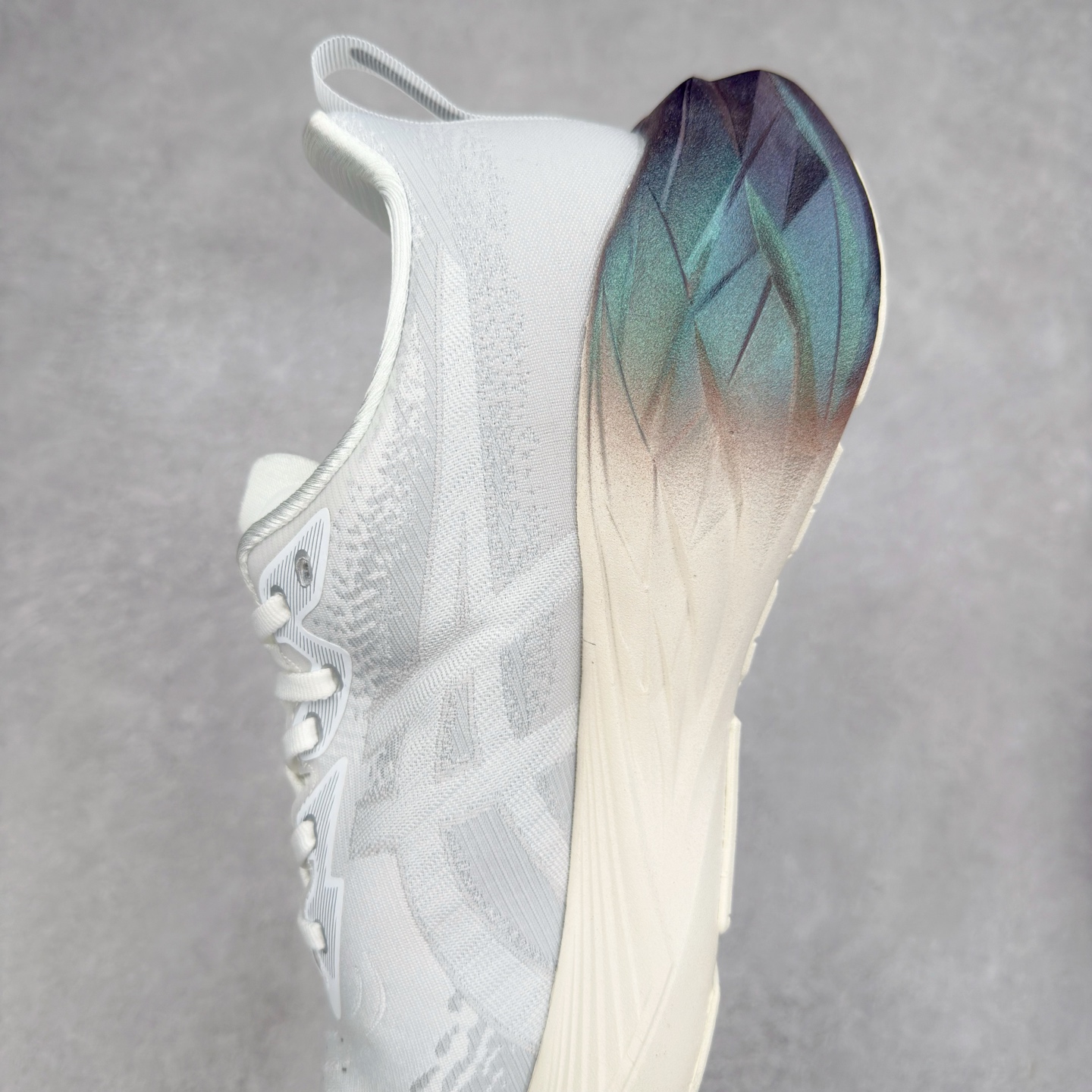 图片[7]-＃特价福利 ASICS NOVABLAST 4 亚瑟士舒适缓震跑鞋 鞋面从NOVABLAST 3的工程网眼升级为一片式轻量编织设计 提升了跑鞋的透气性 并配备结构鞋舌 进一步提升透气性的同时减少鞋舌滑动 从而实现更好的包裹感 后跟结构也是亮点之一 不仅提升了稳定性 还能给跑者提供更强支撑 上脚舒适度非常明显 无论如何跑跳晃动 双脚都被包裹的非常服帖舒适 同时前脚掌有足够空间 中足又很贴合 后跟高度和弧度也都非常舒适 从NOVABLAST 4 采用全新FF BLAST PLUS ECO轻量高能回弹泡棉材料 这是一种超过20%的生物基可再生资源 在带给跑者更舒适体验同时助力减轻环境负担 值得关注的是NOVABLAST 4将成为该系列首款贴有CO2e标签的鞋款 以进一步严格贯彻ASICS亚瑟士的可持续发展理念 大底采用了低密度设计的AHAR LO 更大程度增强鞋款耐磨性 提升使用寿命 外底液采用了全新设计 其灵感来源于植物的斐波那契螺旋叶片图案 独特的几何纹路使新一代鞋款的外观更具标志性 中底和大底设计都是为了让跑者获得更大的能量反馈 更强的回弹性 在跑步过程中轻弹畅跑 看配置就能感受到NOVABLAST 4 的优势 高回弹、高缓震、且耐用的综合长跑训练鞋 尺码：36 37 38 39 39.5 40 40.5 41.5 42 42.5 43.5 44 45-选品中心