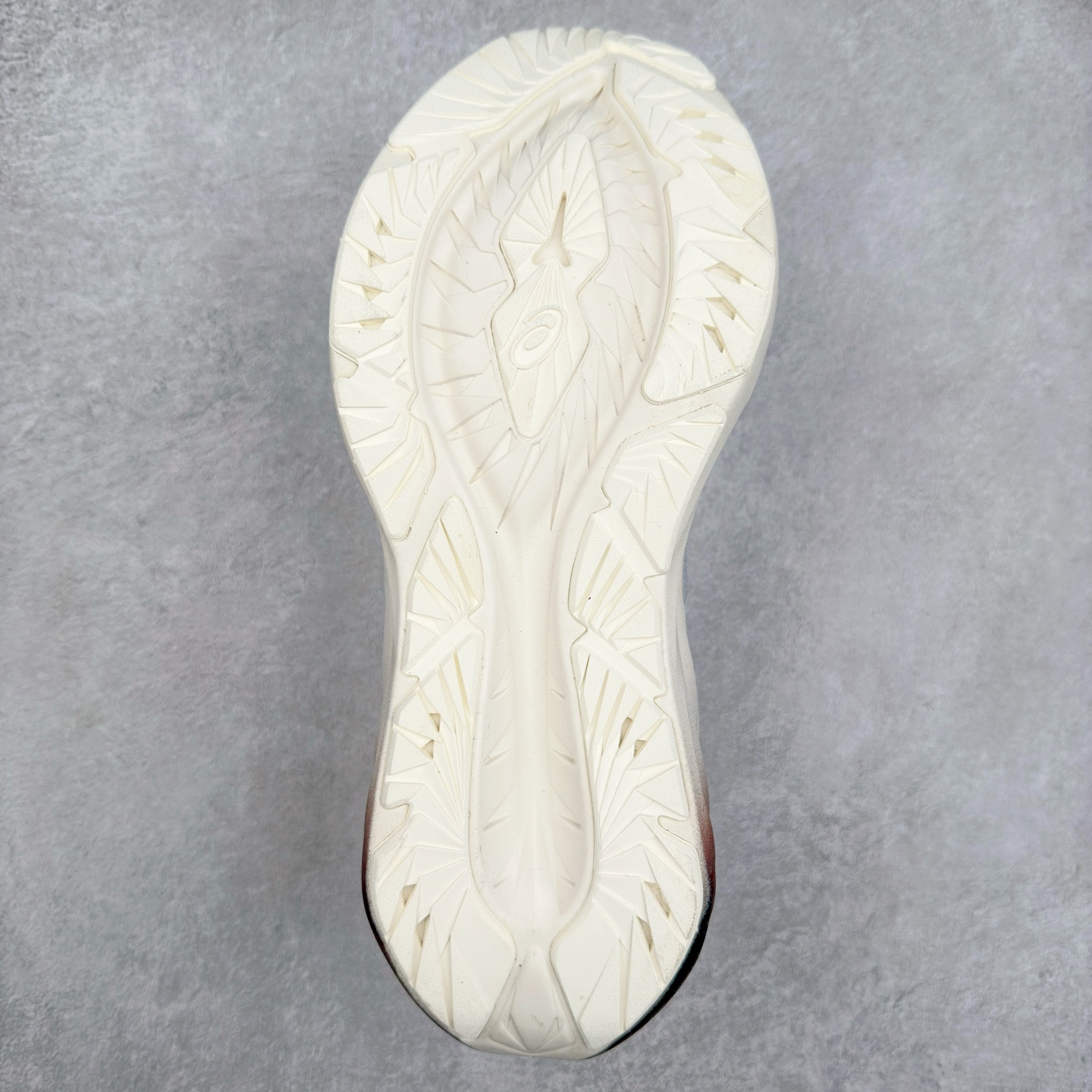 图片[9]-＃特价福利 ASICS NOVABLAST 4 亚瑟士舒适缓震跑鞋 鞋面从NOVABLAST 3的工程网眼升级为一片式轻量编织设计 提升了跑鞋的透气性 并配备结构鞋舌 进一步提升透气性的同时减少鞋舌滑动 从而实现更好的包裹感 后跟结构也是亮点之一 不仅提升了稳定性 还能给跑者提供更强支撑 上脚舒适度非常明显 无论如何跑跳晃动 双脚都被包裹的非常服帖舒适 同时前脚掌有足够空间 中足又很贴合 后跟高度和弧度也都非常舒适 从NOVABLAST 4 采用全新FF BLAST PLUS ECO轻量高能回弹泡棉材料 这是一种超过20%的生物基可再生资源 在带给跑者更舒适体验同时助力减轻环境负担 值得关注的是NOVABLAST 4将成为该系列首款贴有CO2e标签的鞋款 以进一步严格贯彻ASICS亚瑟士的可持续发展理念 大底采用了低密度设计的AHAR LO 更大程度增强鞋款耐磨性 提升使用寿命 外底液采用了全新设计 其灵感来源于植物的斐波那契螺旋叶片图案 独特的几何纹路使新一代鞋款的外观更具标志性 中底和大底设计都是为了让跑者获得更大的能量反馈 更强的回弹性 在跑步过程中轻弹畅跑 看配置就能感受到NOVABLAST 4 的优势 高回弹、高缓震、且耐用的综合长跑训练鞋 尺码：36 37 38 39 39.5 40 40.5 41.5 42 42.5 43.5 44 45-选品中心