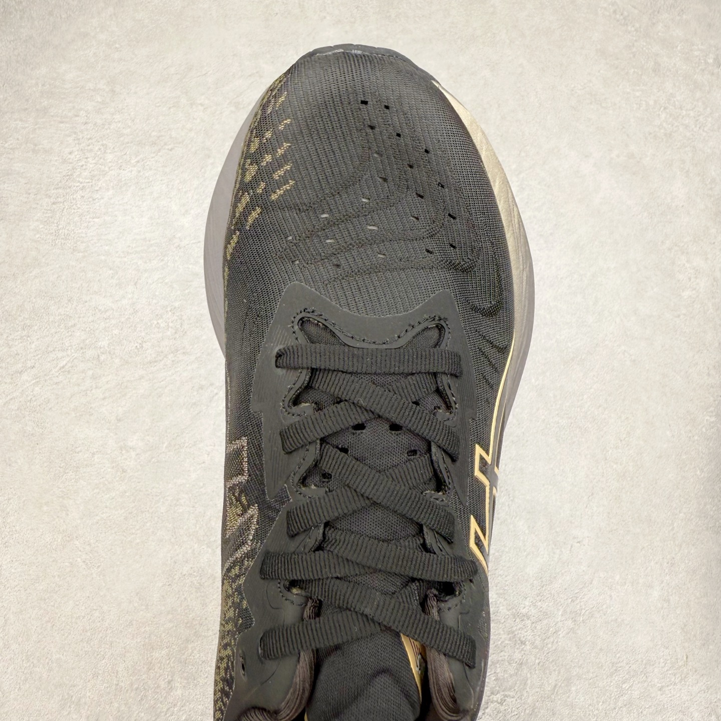 图片[4]-＃特价福利 ASICS NOVABLAST 4 亚瑟士舒适缓震跑鞋 鞋面从NOVABLAST 3的工程网眼升级为一片式轻量编织设计 提升了跑鞋的透气性 并配备结构鞋舌 进一步提升透气性的同时减少鞋舌滑动 从而实现更好的包裹感 后跟结构也是亮点之一 不仅提升了稳定性 还能给跑者提供更强支撑 上脚舒适度非常明显 无论如何跑跳晃动 双脚都被包裹的非常服帖舒适 同时前脚掌有足够空间 中足又很贴合 后跟高度和弧度也都非常舒适 从NOVABLAST 4 采用全新FF BLAST PLUS ECO轻量高能回弹泡棉材料 这是一种超过20%的生物基可再生资源 在带给跑者更舒适体验同时助力减轻环境负担 值得关注的是NOVABLAST 4将成为该系列首款贴有CO2e标签的鞋款 以进一步严格贯彻ASICS亚瑟士的可持续发展理念 大底采用了低密度设计的AHAR LO 更大程度增强鞋款耐磨性 提升使用寿命 外底液采用了全新设计 其灵感来源于植物的斐波那契螺旋叶片图案 独特的几何纹路使新一代鞋款的外观更具标志性 中底和大底设计都是为了让跑者获得更大的能量反馈 更强的回弹性 在跑步过程中轻弹畅跑 看配置就能感受到NOVABLAST 4 的优势 高回弹、高缓震、且耐用的综合长跑训练鞋 尺码：36 37 38 39 39.5 40 40.5 41.5 42 42.5 43.5 44 45-选品中心