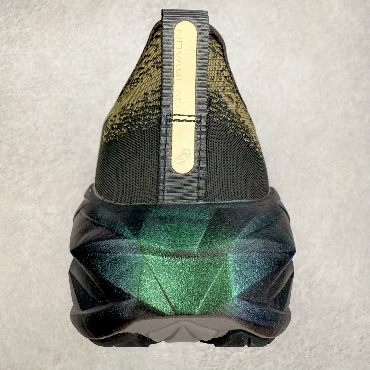 图片[8]-＃特价福利 ASICS NOVABLAST 4 亚瑟士舒适缓震跑鞋 鞋面从NOVABLAST 3的工程网眼升级为一片式轻量编织设计 提升了跑鞋的透气性 并配备结构鞋舌 进一步提升透气性的同时减少鞋舌滑动 从而实现更好的包裹感 后跟结构也是亮点之一 不仅提升了稳定性 还能给跑者提供更强支撑 上脚舒适度非常明显 无论如何跑跳晃动 双脚都被包裹的非常服帖舒适 同时前脚掌有足够空间 中足又很贴合 后跟高度和弧度也都非常舒适 从NOVABLAST 4 采用全新FF BLAST PLUS ECO轻量高能回弹泡棉材料 这是一种超过20%的生物基可再生资源 在带给跑者更舒适体验同时助力减轻环境负担 值得关注的是NOVABLAST 4将成为该系列首款贴有CO2e标签的鞋款 以进一步严格贯彻ASICS亚瑟士的可持续发展理念 大底采用了低密度设计的AHAR LO 更大程度增强鞋款耐磨性 提升使用寿命 外底液采用了全新设计 其灵感来源于植物的斐波那契螺旋叶片图案 独特的几何纹路使新一代鞋款的外观更具标志性 中底和大底设计都是为了让跑者获得更大的能量反馈 更强的回弹性 在跑步过程中轻弹畅跑 看配置就能感受到NOVABLAST 4 的优势 高回弹、高缓震、且耐用的综合长跑训练鞋 尺码：36 37 38 39 39.5 40 40.5 41.5 42 42.5 43.5 44 45-选品中心