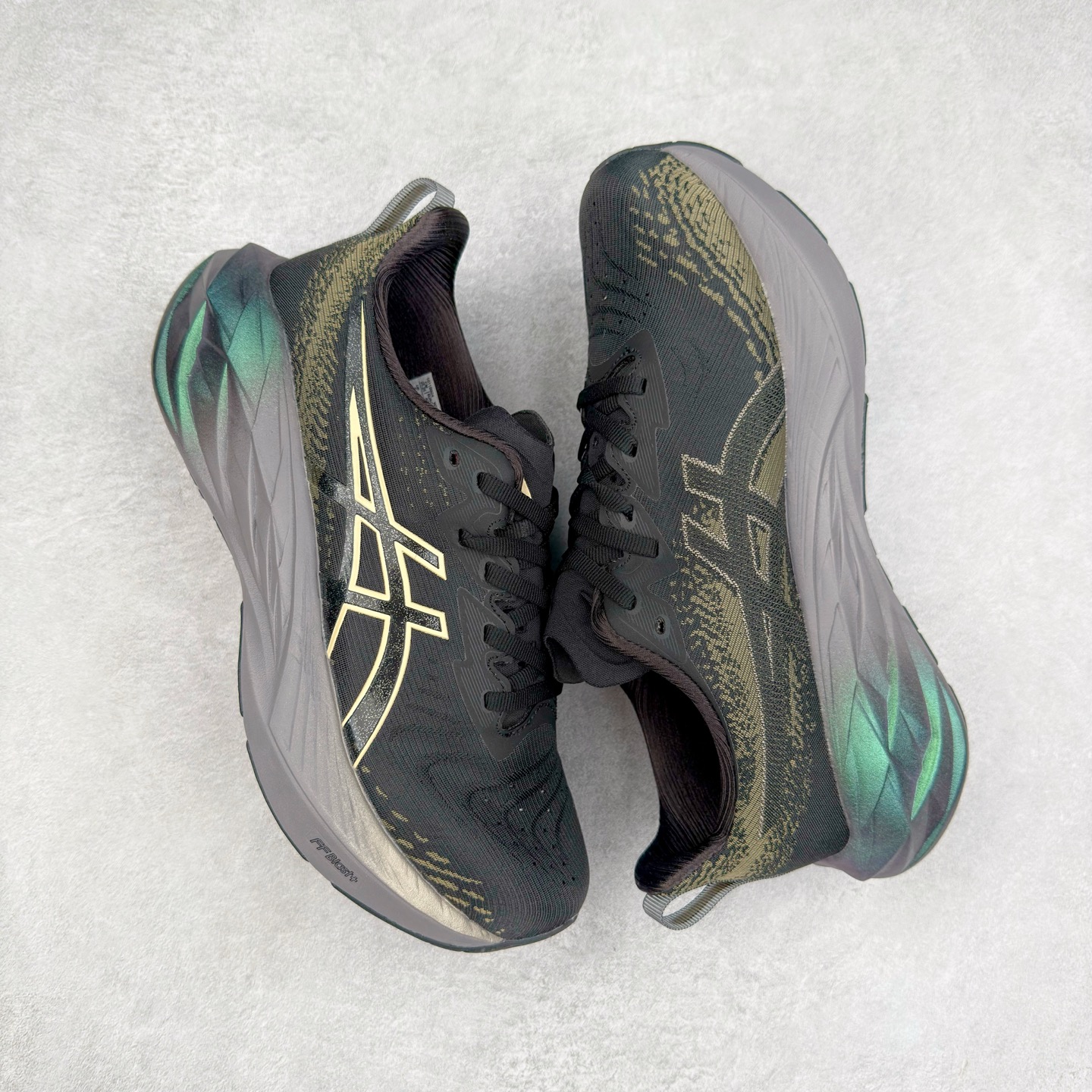 图片[3]-＃特价福利 ASICS NOVABLAST 4 亚瑟士舒适缓震跑鞋 鞋面从NOVABLAST 3的工程网眼升级为一片式轻量编织设计 提升了跑鞋的透气性 并配备结构鞋舌 进一步提升透气性的同时减少鞋舌滑动 从而实现更好的包裹感 后跟结构也是亮点之一 不仅提升了稳定性 还能给跑者提供更强支撑 上脚舒适度非常明显 无论如何跑跳晃动 双脚都被包裹的非常服帖舒适 同时前脚掌有足够空间 中足又很贴合 后跟高度和弧度也都非常舒适 从NOVABLAST 4 采用全新FF BLAST PLUS ECO轻量高能回弹泡棉材料 这是一种超过20%的生物基可再生资源 在带给跑者更舒适体验同时助力减轻环境负担 值得关注的是NOVABLAST 4将成为该系列首款贴有CO2e标签的鞋款 以进一步严格贯彻ASICS亚瑟士的可持续发展理念 大底采用了低密度设计的AHAR LO 更大程度增强鞋款耐磨性 提升使用寿命 外底液采用了全新设计 其灵感来源于植物的斐波那契螺旋叶片图案 独特的几何纹路使新一代鞋款的外观更具标志性 中底和大底设计都是为了让跑者获得更大的能量反馈 更强的回弹性 在跑步过程中轻弹畅跑 看配置就能感受到NOVABLAST 4 的优势 高回弹、高缓震、且耐用的综合长跑训练鞋 尺码：36 37 38 39 39.5 40 40.5 41.5 42 42.5 43.5 44 45-选品中心