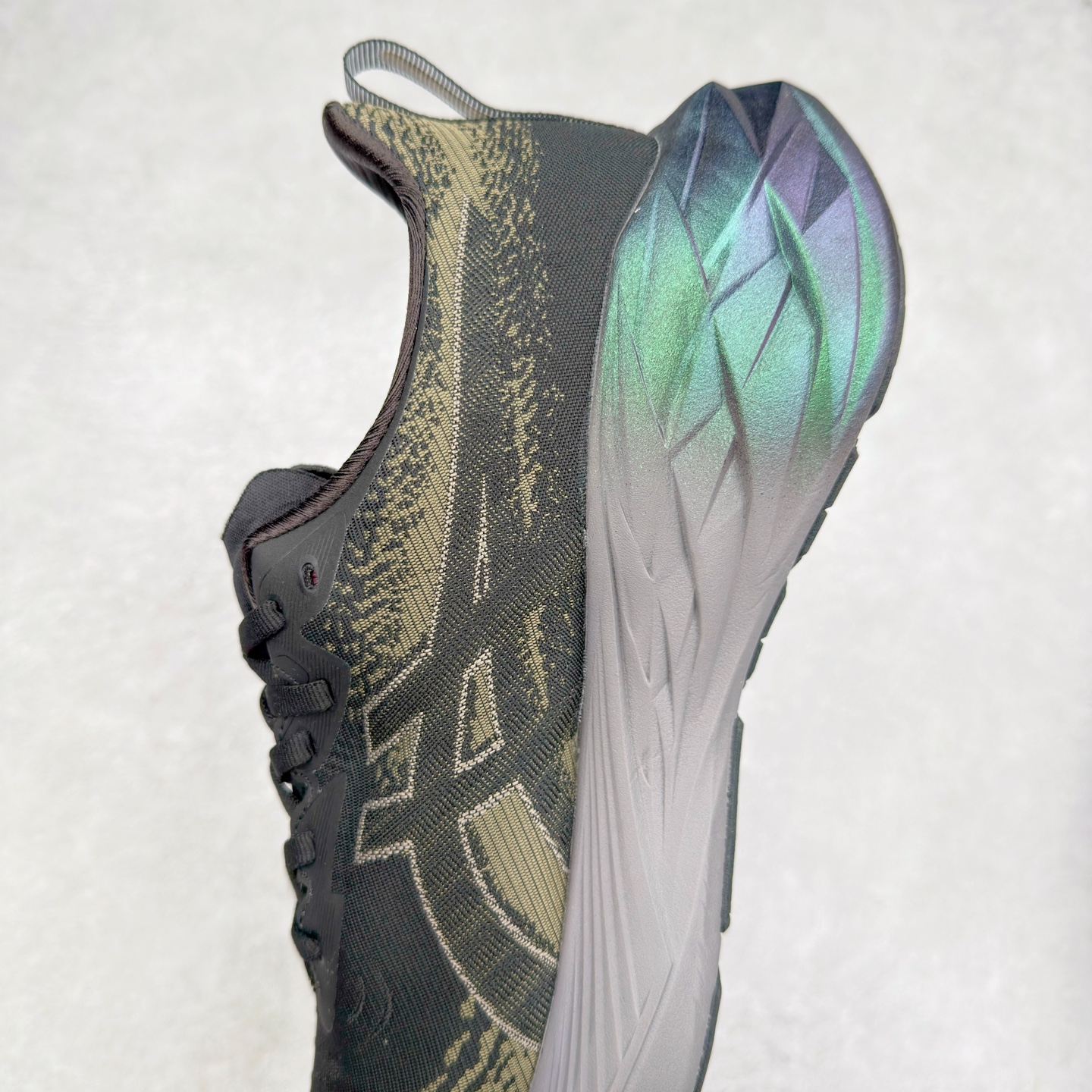 图片[7]-＃特价福利 ASICS NOVABLAST 4 亚瑟士舒适缓震跑鞋 鞋面从NOVABLAST 3的工程网眼升级为一片式轻量编织设计 提升了跑鞋的透气性 并配备结构鞋舌 进一步提升透气性的同时减少鞋舌滑动 从而实现更好的包裹感 后跟结构也是亮点之一 不仅提升了稳定性 还能给跑者提供更强支撑 上脚舒适度非常明显 无论如何跑跳晃动 双脚都被包裹的非常服帖舒适 同时前脚掌有足够空间 中足又很贴合 后跟高度和弧度也都非常舒适 从NOVABLAST 4 采用全新FF BLAST PLUS ECO轻量高能回弹泡棉材料 这是一种超过20%的生物基可再生资源 在带给跑者更舒适体验同时助力减轻环境负担 值得关注的是NOVABLAST 4将成为该系列首款贴有CO2e标签的鞋款 以进一步严格贯彻ASICS亚瑟士的可持续发展理念 大底采用了低密度设计的AHAR LO 更大程度增强鞋款耐磨性 提升使用寿命 外底液采用了全新设计 其灵感来源于植物的斐波那契螺旋叶片图案 独特的几何纹路使新一代鞋款的外观更具标志性 中底和大底设计都是为了让跑者获得更大的能量反馈 更强的回弹性 在跑步过程中轻弹畅跑 看配置就能感受到NOVABLAST 4 的优势 高回弹、高缓震、且耐用的综合长跑训练鞋 尺码：36 37 38 39 39.5 40 40.5 41.5 42 42.5 43.5 44 45-选品中心