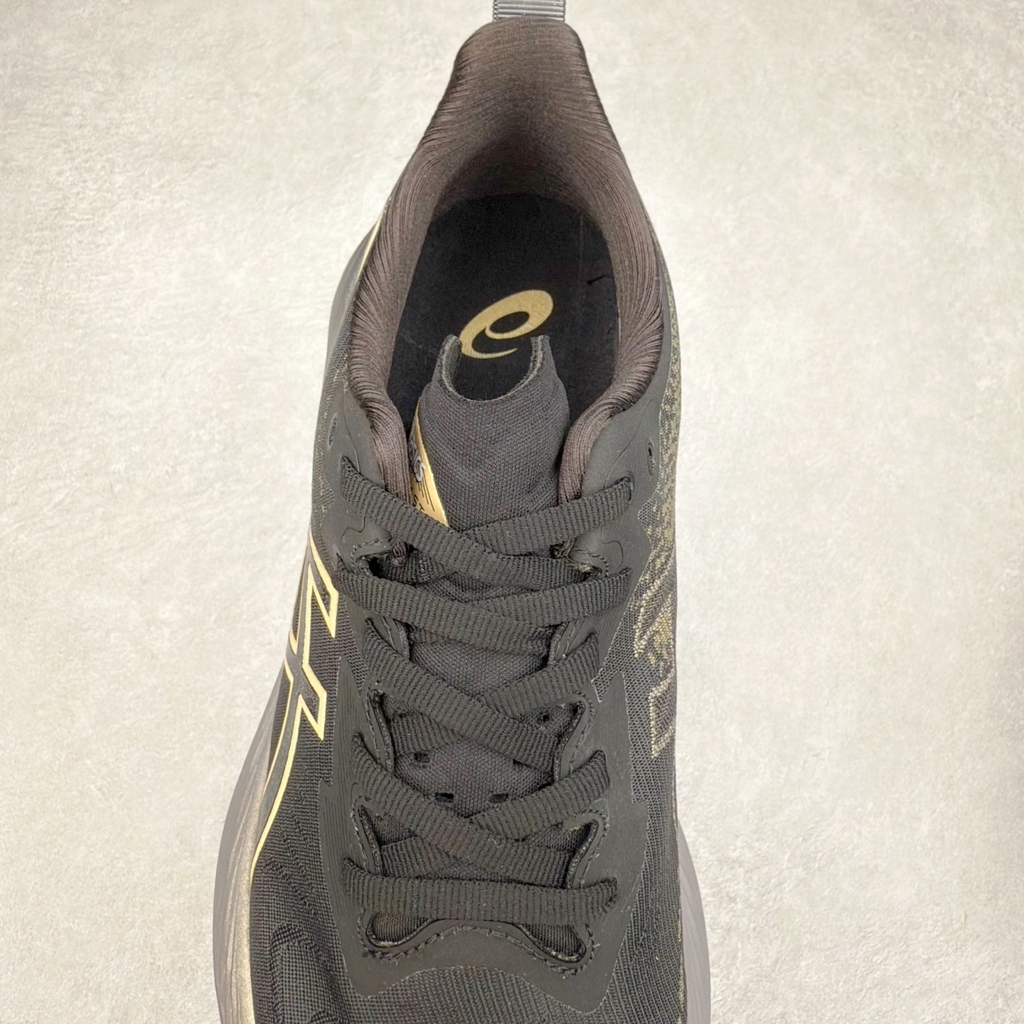 图片[5]-＃特价福利 ASICS NOVABLAST 4 亚瑟士舒适缓震跑鞋 鞋面从NOVABLAST 3的工程网眼升级为一片式轻量编织设计 提升了跑鞋的透气性 并配备结构鞋舌 进一步提升透气性的同时减少鞋舌滑动 从而实现更好的包裹感 后跟结构也是亮点之一 不仅提升了稳定性 还能给跑者提供更强支撑 上脚舒适度非常明显 无论如何跑跳晃动 双脚都被包裹的非常服帖舒适 同时前脚掌有足够空间 中足又很贴合 后跟高度和弧度也都非常舒适 从NOVABLAST 4 采用全新FF BLAST PLUS ECO轻量高能回弹泡棉材料 这是一种超过20%的生物基可再生资源 在带给跑者更舒适体验同时助力减轻环境负担 值得关注的是NOVABLAST 4将成为该系列首款贴有CO2e标签的鞋款 以进一步严格贯彻ASICS亚瑟士的可持续发展理念 大底采用了低密度设计的AHAR LO 更大程度增强鞋款耐磨性 提升使用寿命 外底液采用了全新设计 其灵感来源于植物的斐波那契螺旋叶片图案 独特的几何纹路使新一代鞋款的外观更具标志性 中底和大底设计都是为了让跑者获得更大的能量反馈 更强的回弹性 在跑步过程中轻弹畅跑 看配置就能感受到NOVABLAST 4 的优势 高回弹、高缓震、且耐用的综合长跑训练鞋 尺码：36 37 38 39 39.5 40 40.5 41.5 42 42.5 43.5 44 45-选品中心