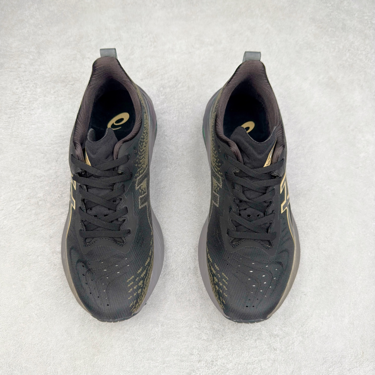 图片[2]-＃特价福利 ASICS NOVABLAST 4 亚瑟士舒适缓震跑鞋 鞋面从NOVABLAST 3的工程网眼升级为一片式轻量编织设计 提升了跑鞋的透气性 并配备结构鞋舌 进一步提升透气性的同时减少鞋舌滑动 从而实现更好的包裹感 后跟结构也是亮点之一 不仅提升了稳定性 还能给跑者提供更强支撑 上脚舒适度非常明显 无论如何跑跳晃动 双脚都被包裹的非常服帖舒适 同时前脚掌有足够空间 中足又很贴合 后跟高度和弧度也都非常舒适 从NOVABLAST 4 采用全新FF BLAST PLUS ECO轻量高能回弹泡棉材料 这是一种超过20%的生物基可再生资源 在带给跑者更舒适体验同时助力减轻环境负担 值得关注的是NOVABLAST 4将成为该系列首款贴有CO2e标签的鞋款 以进一步严格贯彻ASICS亚瑟士的可持续发展理念 大底采用了低密度设计的AHAR LO 更大程度增强鞋款耐磨性 提升使用寿命 外底液采用了全新设计 其灵感来源于植物的斐波那契螺旋叶片图案 独特的几何纹路使新一代鞋款的外观更具标志性 中底和大底设计都是为了让跑者获得更大的能量反馈 更强的回弹性 在跑步过程中轻弹畅跑 看配置就能感受到NOVABLAST 4 的优势 高回弹、高缓震、且耐用的综合长跑训练鞋 尺码：36 37 38 39 39.5 40 40.5 41.5 42 42.5 43.5 44 45-选品中心