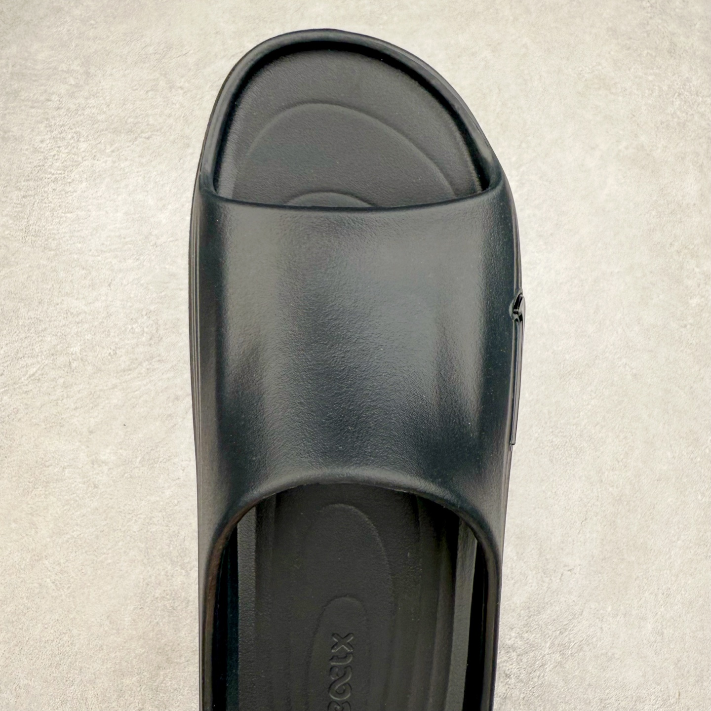 图片[4]-NK ReactX Rejuven8 简约舒适百搭拖鞋 从名字就能看出，这款鞋搭载了React X缓震科技，保证了舒适的脚感和轻盈的穿着体验。设计上，这双鞋采用了近几年非常流行的洞洞鞋风格，但特别之处在于加入了波浪纹路细节，让整个鞋型看起来更有立体感，视觉上也增添了几分现代感。尺码：36 36.5 37.5 38 38.5 39 40 40.5 41 42 42.5 43 44 44.5 45-选品中心