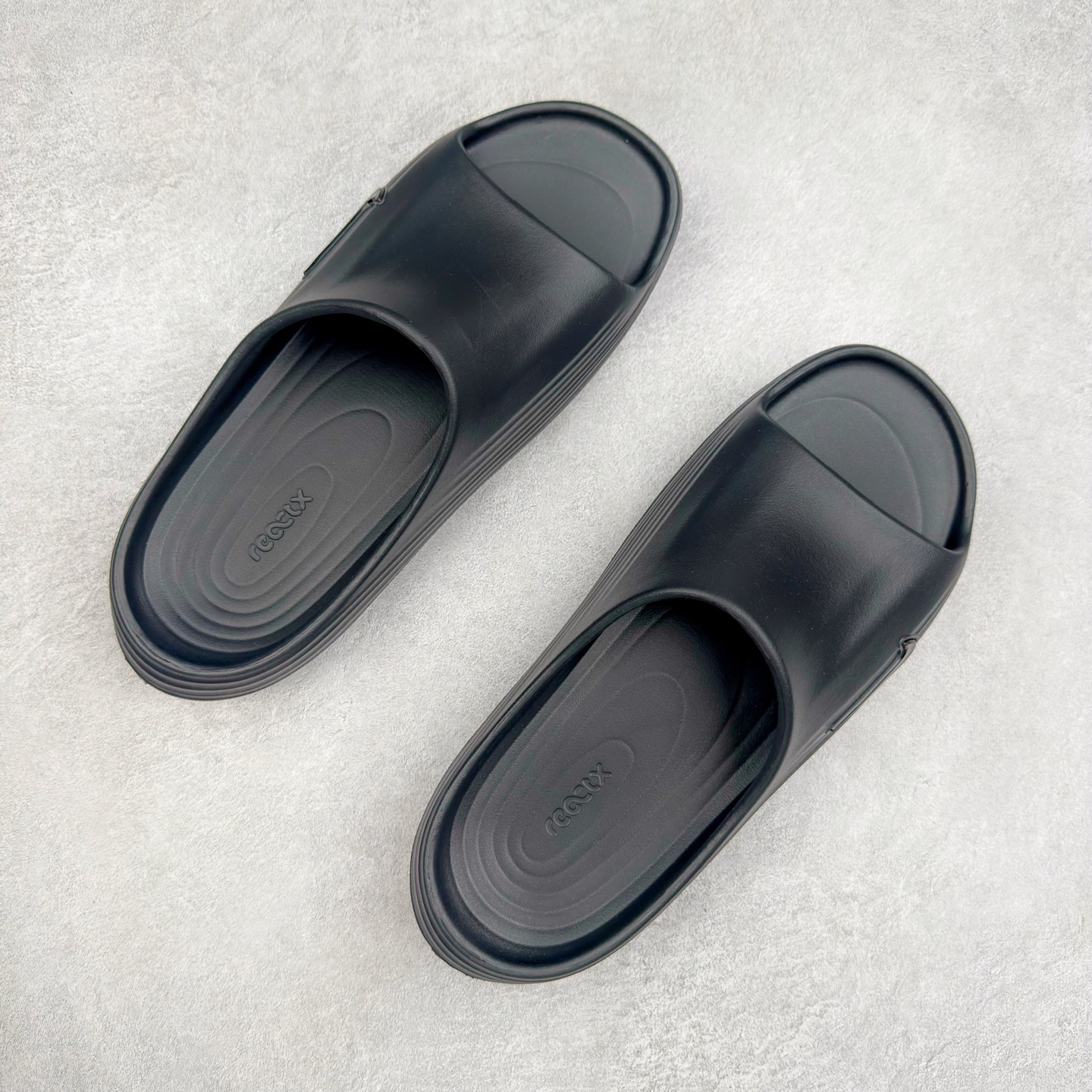 图片[3]-NK ReactX Rejuven8 简约舒适百搭拖鞋 从名字就能看出，这款鞋搭载了React X缓震科技，保证了舒适的脚感和轻盈的穿着体验。设计上，这双鞋采用了近几年非常流行的洞洞鞋风格，但特别之处在于加入了波浪纹路细节，让整个鞋型看起来更有立体感，视觉上也增添了几分现代感。尺码：36 36.5 37.5 38 38.5 39 40 40.5 41 42 42.5 43 44 44.5 45-选品中心