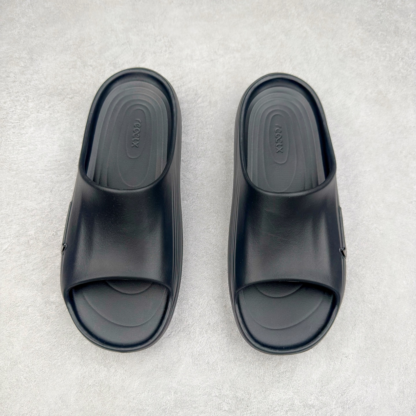 图片[2]-NK ReactX Rejuven8 简约舒适百搭拖鞋 从名字就能看出，这款鞋搭载了React X缓震科技，保证了舒适的脚感和轻盈的穿着体验。设计上，这双鞋采用了近几年非常流行的洞洞鞋风格，但特别之处在于加入了波浪纹路细节，让整个鞋型看起来更有立体感，视觉上也增添了几分现代感。尺码：36 36.5 37.5 38 38.5 39 40 40.5 41 42 42.5 43 44 44.5 45-选品中心