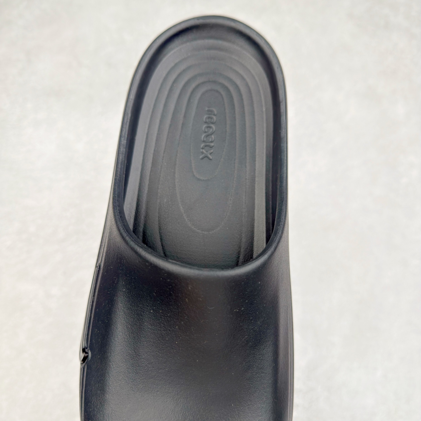 图片[5]-NK ReactX Rejuven8 简约舒适百搭拖鞋 从名字就能看出，这款鞋搭载了React X缓震科技，保证了舒适的脚感和轻盈的穿着体验。设计上，这双鞋采用了近几年非常流行的洞洞鞋风格，但特别之处在于加入了波浪纹路细节，让整个鞋型看起来更有立体感，视觉上也增添了几分现代感。尺码：36 36.5 37.5 38 38.5 39 40 40.5 41 42 42.5 43 44 44.5 45-选品中心