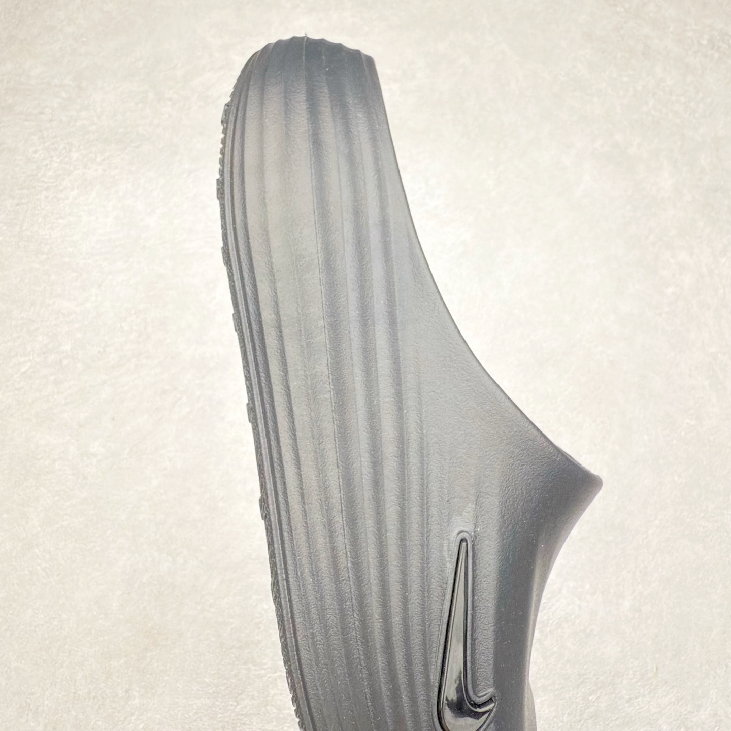 图片[6]-NK ReactX Rejuven8 简约舒适百搭拖鞋 从名字就能看出，这款鞋搭载了React X缓震科技，保证了舒适的脚感和轻盈的穿着体验。设计上，这双鞋采用了近几年非常流行的洞洞鞋风格，但特别之处在于加入了波浪纹路细节，让整个鞋型看起来更有立体感，视觉上也增添了几分现代感。尺码：36 36.5 37.5 38 38.5 39 40 40.5 41 42 42.5 43 44 44.5 45-选品中心