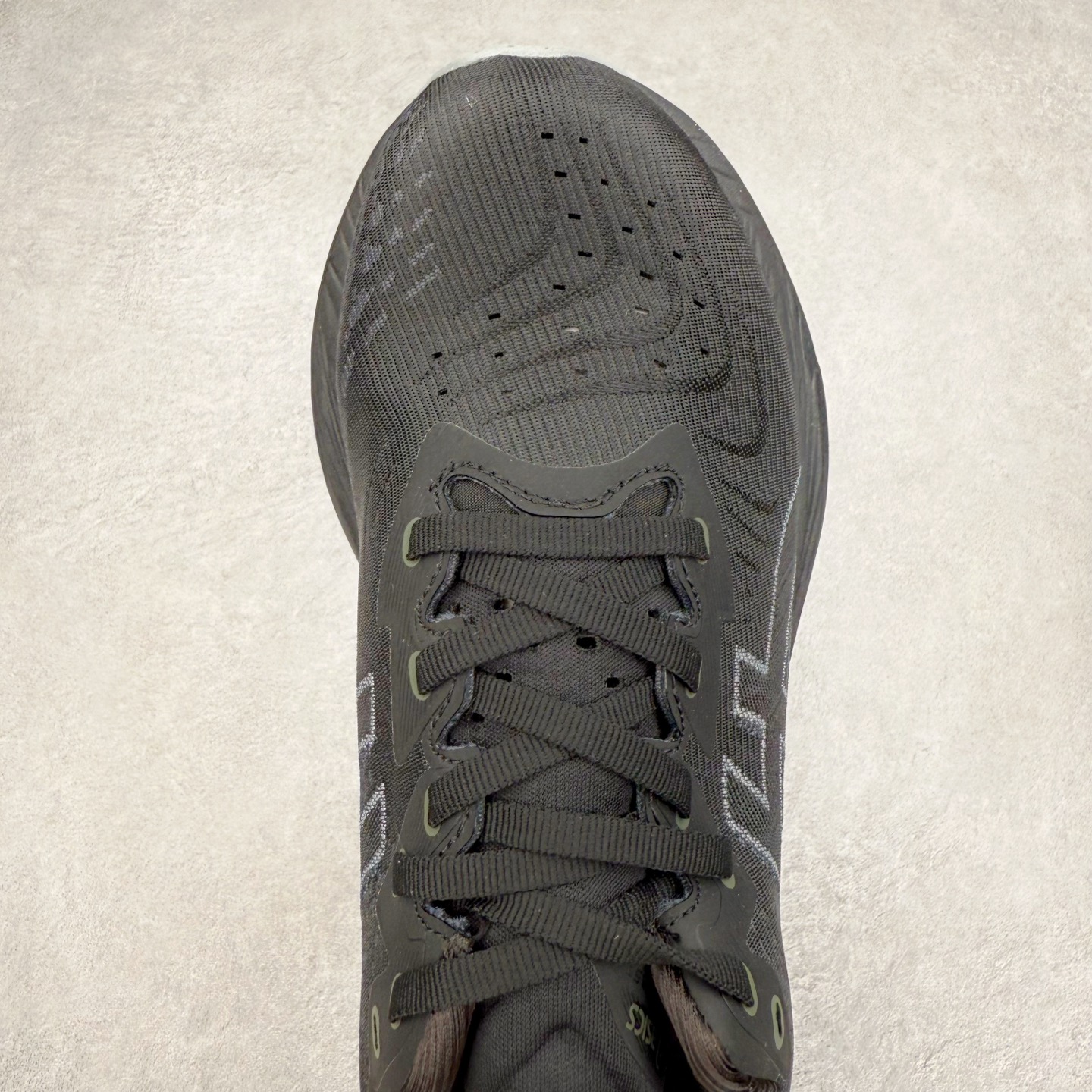 图片[4]-＃特价福利 ASICS NOVABLAST 4 亚瑟士舒适缓震跑鞋 鞋面从NOVABLAST 3的工程网眼升级为一片式轻量编织设计 提升了跑鞋的透气性 并配备结构鞋舌 进一步提升透气性的同时减少鞋舌滑动 从而实现更好的包裹感 后跟结构也是亮点之一 不仅提升了稳定性 还能给跑者提供更强支撑 上脚舒适度非常明显 无论如何跑跳晃动 双脚都被包裹的非常服帖舒适 同时前脚掌有足够空间 中足又很贴合 后跟高度和弧度也都非常舒适 从NOVABLAST 4 采用全新FF BLAST PLUS ECO轻量高能回弹泡棉材料 这是一种超过20%的生物基可再生资源 在带给跑者更舒适体验同时助力减轻环境负担 值得关注的是NOVABLAST 4将成为该系列首款贴有CO2e标签的鞋款 以进一步严格贯彻ASICS亚瑟士的可持续发展理念 大底采用了低密度设计的AHAR LO 更大程度增强鞋款耐磨性 提升使用寿命 外底液采用了全新设计 其灵感来源于植物的斐波那契螺旋叶片图案 独特的几何纹路使新一代鞋款的外观更具标志性 中底和大底设计都是为了让跑者获得更大的能量反馈 更强的回弹性 在跑步过程中轻弹畅跑 看配置就能感受到NOVABLAST 4 的优势 高回弹、高缓震、且耐用的综合长跑训练鞋 尺码：36 37 38 39 39.5 40 40.5 41.5 42 42.5 43.5 44 45-选品中心