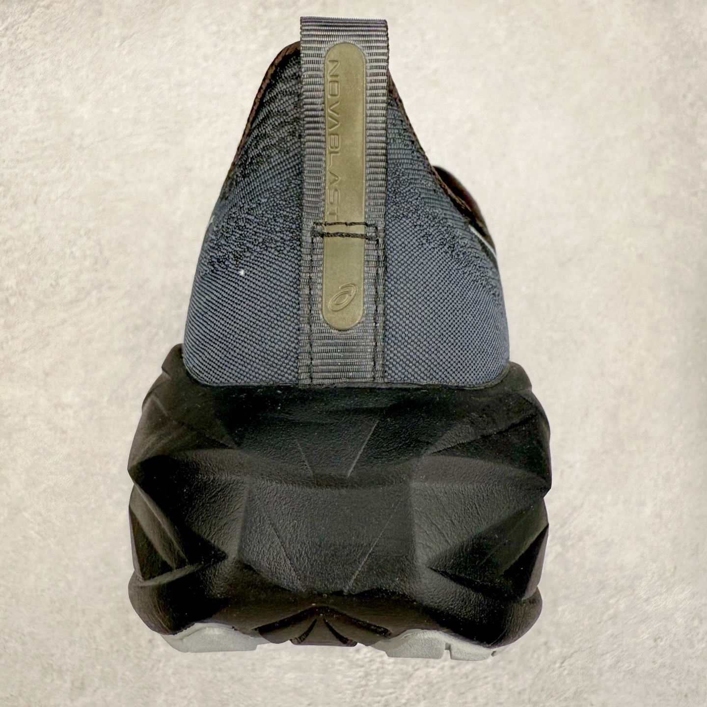 图片[8]-＃特价福利 ASICS NOVABLAST 4 亚瑟士舒适缓震跑鞋 鞋面从NOVABLAST 3的工程网眼升级为一片式轻量编织设计 提升了跑鞋的透气性 并配备结构鞋舌 进一步提升透气性的同时减少鞋舌滑动 从而实现更好的包裹感 后跟结构也是亮点之一 不仅提升了稳定性 还能给跑者提供更强支撑 上脚舒适度非常明显 无论如何跑跳晃动 双脚都被包裹的非常服帖舒适 同时前脚掌有足够空间 中足又很贴合 后跟高度和弧度也都非常舒适 从NOVABLAST 4 采用全新FF BLAST PLUS ECO轻量高能回弹泡棉材料 这是一种超过20%的生物基可再生资源 在带给跑者更舒适体验同时助力减轻环境负担 值得关注的是NOVABLAST 4将成为该系列首款贴有CO2e标签的鞋款 以进一步严格贯彻ASICS亚瑟士的可持续发展理念 大底采用了低密度设计的AHAR LO 更大程度增强鞋款耐磨性 提升使用寿命 外底液采用了全新设计 其灵感来源于植物的斐波那契螺旋叶片图案 独特的几何纹路使新一代鞋款的外观更具标志性 中底和大底设计都是为了让跑者获得更大的能量反馈 更强的回弹性 在跑步过程中轻弹畅跑 看配置就能感受到NOVABLAST 4 的优势 高回弹、高缓震、且耐用的综合长跑训练鞋 尺码：36 37 38 39 39.5 40 40.5 41.5 42 42.5 43.5 44 45-选品中心