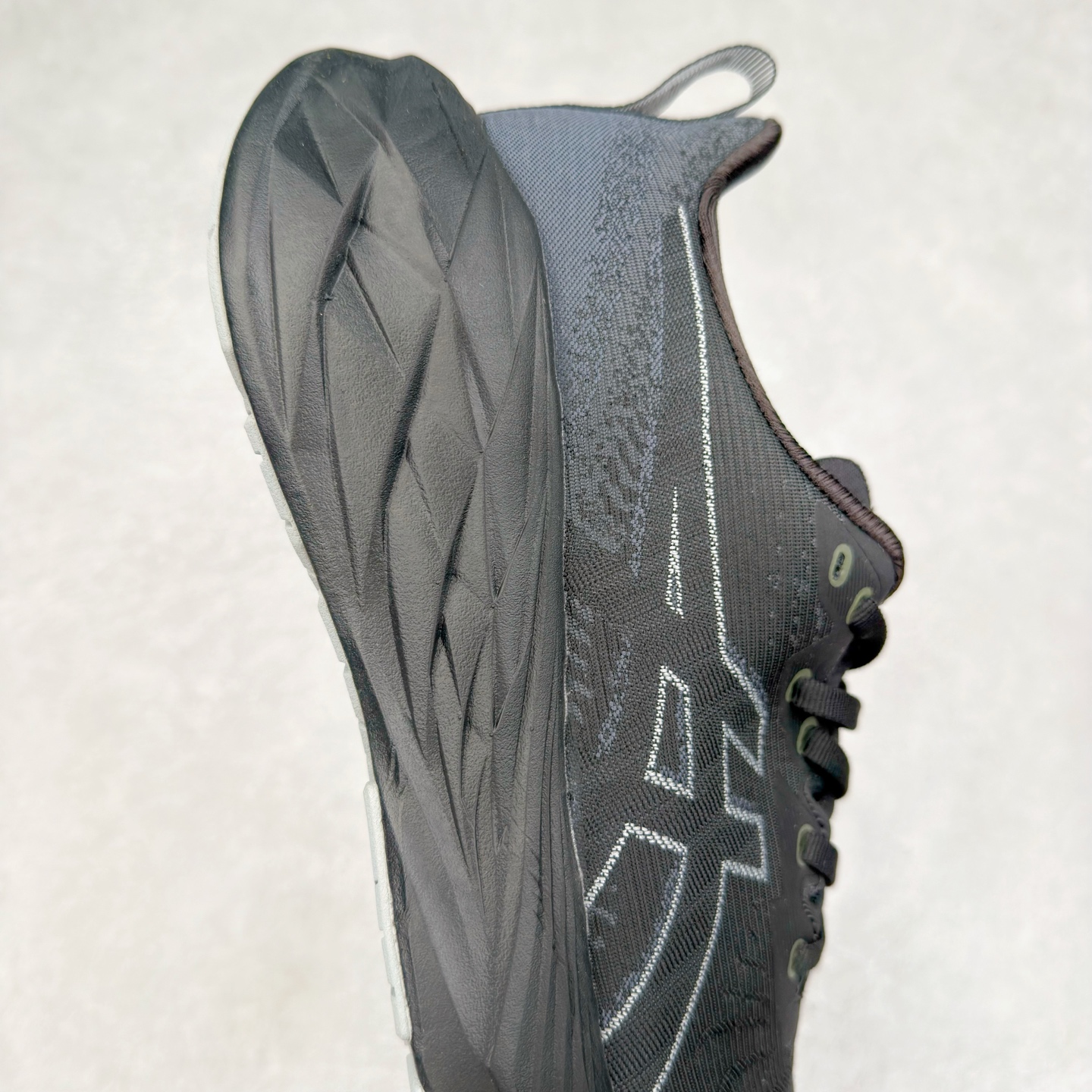 图片[6]-＃特价福利 ASICS NOVABLAST 4 亚瑟士舒适缓震跑鞋 鞋面从NOVABLAST 3的工程网眼升级为一片式轻量编织设计 提升了跑鞋的透气性 并配备结构鞋舌 进一步提升透气性的同时减少鞋舌滑动 从而实现更好的包裹感 后跟结构也是亮点之一 不仅提升了稳定性 还能给跑者提供更强支撑 上脚舒适度非常明显 无论如何跑跳晃动 双脚都被包裹的非常服帖舒适 同时前脚掌有足够空间 中足又很贴合 后跟高度和弧度也都非常舒适 从NOVABLAST 4 采用全新FF BLAST PLUS ECO轻量高能回弹泡棉材料 这是一种超过20%的生物基可再生资源 在带给跑者更舒适体验同时助力减轻环境负担 值得关注的是NOVABLAST 4将成为该系列首款贴有CO2e标签的鞋款 以进一步严格贯彻ASICS亚瑟士的可持续发展理念 大底采用了低密度设计的AHAR LO 更大程度增强鞋款耐磨性 提升使用寿命 外底液采用了全新设计 其灵感来源于植物的斐波那契螺旋叶片图案 独特的几何纹路使新一代鞋款的外观更具标志性 中底和大底设计都是为了让跑者获得更大的能量反馈 更强的回弹性 在跑步过程中轻弹畅跑 看配置就能感受到NOVABLAST 4 的优势 高回弹、高缓震、且耐用的综合长跑训练鞋 尺码：36 37 38 39 39.5 40 40.5 41.5 42 42.5 43.5 44 45-选品中心