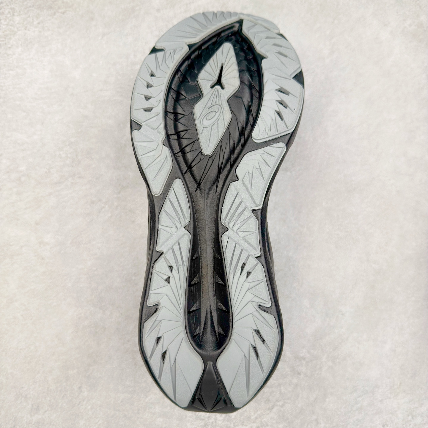 图片[9]-＃特价福利 ASICS NOVABLAST 4 亚瑟士舒适缓震跑鞋 鞋面从NOVABLAST 3的工程网眼升级为一片式轻量编织设计 提升了跑鞋的透气性 并配备结构鞋舌 进一步提升透气性的同时减少鞋舌滑动 从而实现更好的包裹感 后跟结构也是亮点之一 不仅提升了稳定性 还能给跑者提供更强支撑 上脚舒适度非常明显 无论如何跑跳晃动 双脚都被包裹的非常服帖舒适 同时前脚掌有足够空间 中足又很贴合 后跟高度和弧度也都非常舒适 从NOVABLAST 4 采用全新FF BLAST PLUS ECO轻量高能回弹泡棉材料 这是一种超过20%的生物基可再生资源 在带给跑者更舒适体验同时助力减轻环境负担 值得关注的是NOVABLAST 4将成为该系列首款贴有CO2e标签的鞋款 以进一步严格贯彻ASICS亚瑟士的可持续发展理念 大底采用了低密度设计的AHAR LO 更大程度增强鞋款耐磨性 提升使用寿命 外底液采用了全新设计 其灵感来源于植物的斐波那契螺旋叶片图案 独特的几何纹路使新一代鞋款的外观更具标志性 中底和大底设计都是为了让跑者获得更大的能量反馈 更强的回弹性 在跑步过程中轻弹畅跑 看配置就能感受到NOVABLAST 4 的优势 高回弹、高缓震、且耐用的综合长跑训练鞋 尺码：36 37 38 39 39.5 40 40.5 41.5 42 42.5 43.5 44 45-选品中心