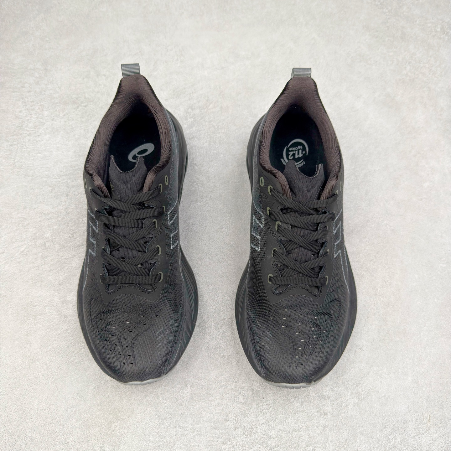 图片[2]-＃特价福利 ASICS NOVABLAST 4 亚瑟士舒适缓震跑鞋 鞋面从NOVABLAST 3的工程网眼升级为一片式轻量编织设计 提升了跑鞋的透气性 并配备结构鞋舌 进一步提升透气性的同时减少鞋舌滑动 从而实现更好的包裹感 后跟结构也是亮点之一 不仅提升了稳定性 还能给跑者提供更强支撑 上脚舒适度非常明显 无论如何跑跳晃动 双脚都被包裹的非常服帖舒适 同时前脚掌有足够空间 中足又很贴合 后跟高度和弧度也都非常舒适 从NOVABLAST 4 采用全新FF BLAST PLUS ECO轻量高能回弹泡棉材料 这是一种超过20%的生物基可再生资源 在带给跑者更舒适体验同时助力减轻环境负担 值得关注的是NOVABLAST 4将成为该系列首款贴有CO2e标签的鞋款 以进一步严格贯彻ASICS亚瑟士的可持续发展理念 大底采用了低密度设计的AHAR LO 更大程度增强鞋款耐磨性 提升使用寿命 外底液采用了全新设计 其灵感来源于植物的斐波那契螺旋叶片图案 独特的几何纹路使新一代鞋款的外观更具标志性 中底和大底设计都是为了让跑者获得更大的能量反馈 更强的回弹性 在跑步过程中轻弹畅跑 看配置就能感受到NOVABLAST 4 的优势 高回弹、高缓震、且耐用的综合长跑训练鞋 尺码：36 37 38 39 39.5 40 40.5 41.5 42 42.5 43.5 44 45-选品中心