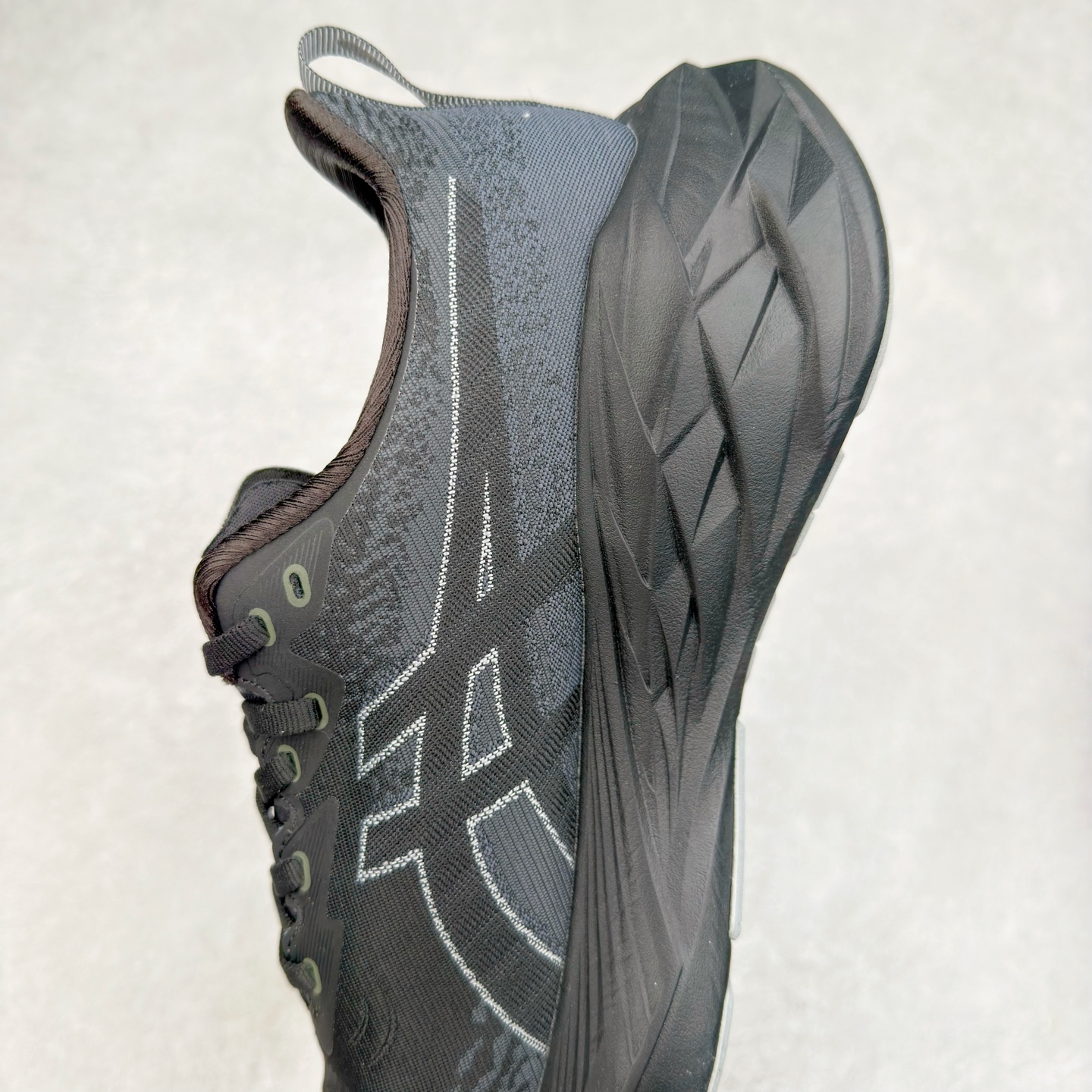 图片[7]-＃特价福利 ASICS NOVABLAST 4 亚瑟士舒适缓震跑鞋 鞋面从NOVABLAST 3的工程网眼升级为一片式轻量编织设计 提升了跑鞋的透气性 并配备结构鞋舌 进一步提升透气性的同时减少鞋舌滑动 从而实现更好的包裹感 后跟结构也是亮点之一 不仅提升了稳定性 还能给跑者提供更强支撑 上脚舒适度非常明显 无论如何跑跳晃动 双脚都被包裹的非常服帖舒适 同时前脚掌有足够空间 中足又很贴合 后跟高度和弧度也都非常舒适 从NOVABLAST 4 采用全新FF BLAST PLUS ECO轻量高能回弹泡棉材料 这是一种超过20%的生物基可再生资源 在带给跑者更舒适体验同时助力减轻环境负担 值得关注的是NOVABLAST 4将成为该系列首款贴有CO2e标签的鞋款 以进一步严格贯彻ASICS亚瑟士的可持续发展理念 大底采用了低密度设计的AHAR LO 更大程度增强鞋款耐磨性 提升使用寿命 外底液采用了全新设计 其灵感来源于植物的斐波那契螺旋叶片图案 独特的几何纹路使新一代鞋款的外观更具标志性 中底和大底设计都是为了让跑者获得更大的能量反馈 更强的回弹性 在跑步过程中轻弹畅跑 看配置就能感受到NOVABLAST 4 的优势 高回弹、高缓震、且耐用的综合长跑训练鞋 尺码：36 37 38 39 39.5 40 40.5 41.5 42 42.5 43.5 44 45-选品中心