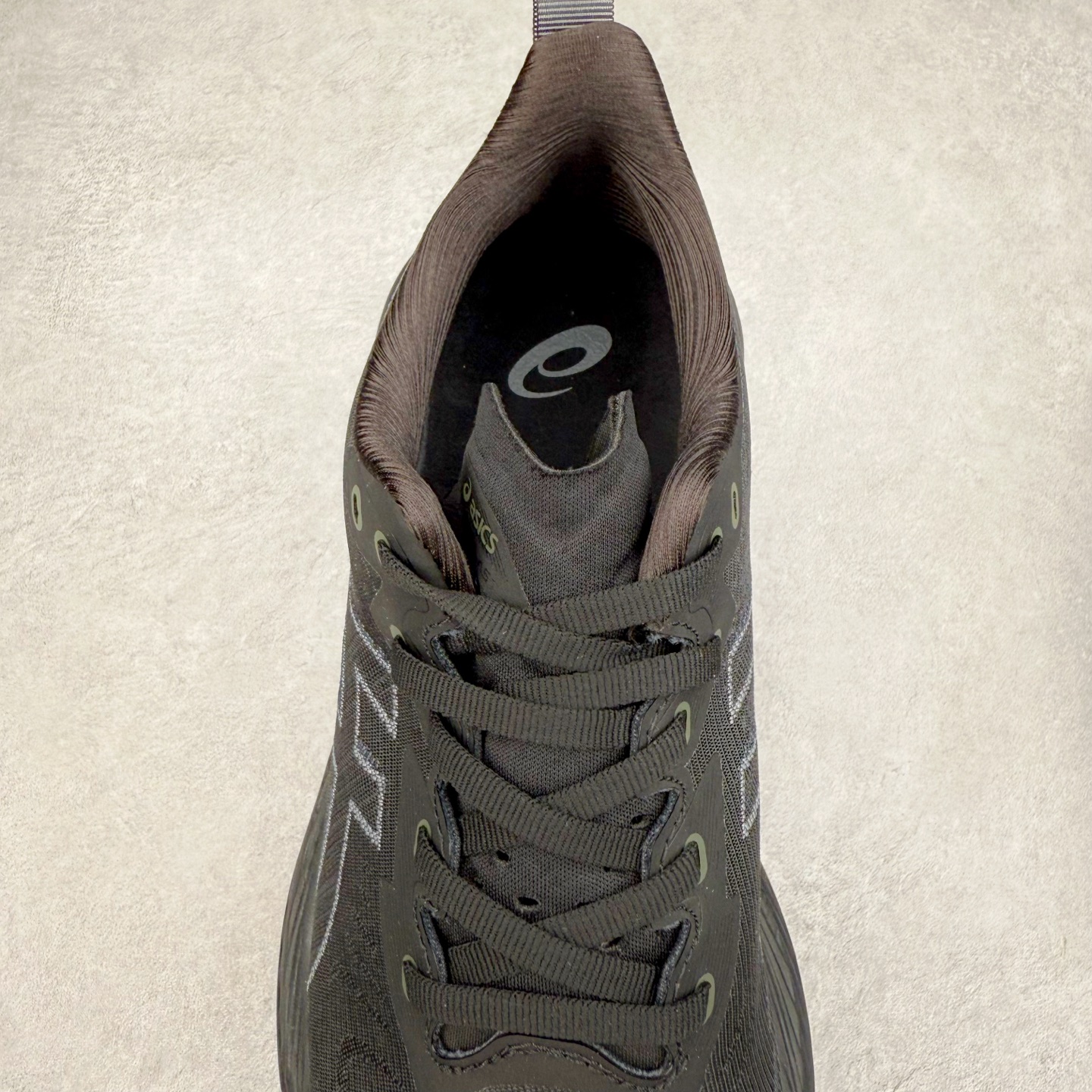 图片[5]-＃特价福利 ASICS NOVABLAST 4 亚瑟士舒适缓震跑鞋 鞋面从NOVABLAST 3的工程网眼升级为一片式轻量编织设计 提升了跑鞋的透气性 并配备结构鞋舌 进一步提升透气性的同时减少鞋舌滑动 从而实现更好的包裹感 后跟结构也是亮点之一 不仅提升了稳定性 还能给跑者提供更强支撑 上脚舒适度非常明显 无论如何跑跳晃动 双脚都被包裹的非常服帖舒适 同时前脚掌有足够空间 中足又很贴合 后跟高度和弧度也都非常舒适 从NOVABLAST 4 采用全新FF BLAST PLUS ECO轻量高能回弹泡棉材料 这是一种超过20%的生物基可再生资源 在带给跑者更舒适体验同时助力减轻环境负担 值得关注的是NOVABLAST 4将成为该系列首款贴有CO2e标签的鞋款 以进一步严格贯彻ASICS亚瑟士的可持续发展理念 大底采用了低密度设计的AHAR LO 更大程度增强鞋款耐磨性 提升使用寿命 外底液采用了全新设计 其灵感来源于植物的斐波那契螺旋叶片图案 独特的几何纹路使新一代鞋款的外观更具标志性 中底和大底设计都是为了让跑者获得更大的能量反馈 更强的回弹性 在跑步过程中轻弹畅跑 看配置就能感受到NOVABLAST 4 的优势 高回弹、高缓震、且耐用的综合长跑训练鞋 尺码：36 37 38 39 39.5 40 40.5 41.5 42 42.5 43.5 44 45-选品中心