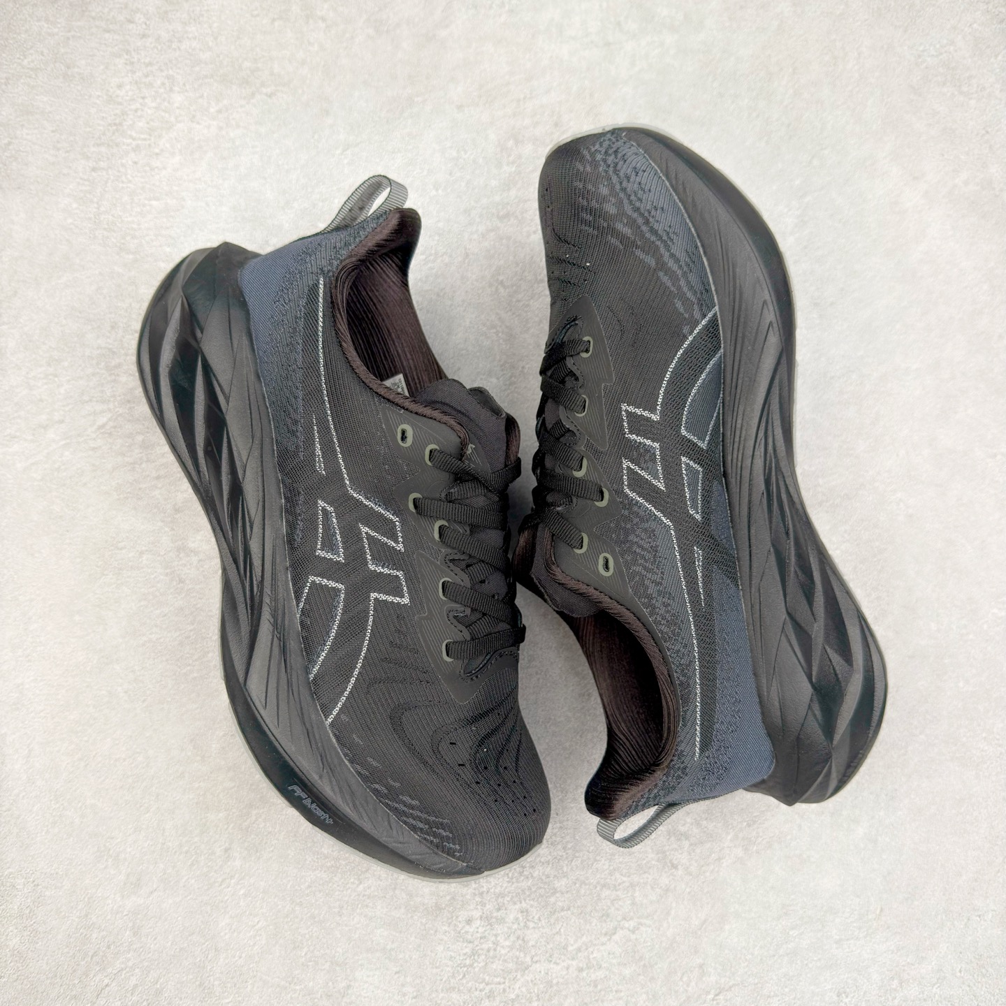 图片[3]-＃特价福利 ASICS NOVABLAST 4 亚瑟士舒适缓震跑鞋 鞋面从NOVABLAST 3的工程网眼升级为一片式轻量编织设计 提升了跑鞋的透气性 并配备结构鞋舌 进一步提升透气性的同时减少鞋舌滑动 从而实现更好的包裹感 后跟结构也是亮点之一 不仅提升了稳定性 还能给跑者提供更强支撑 上脚舒适度非常明显 无论如何跑跳晃动 双脚都被包裹的非常服帖舒适 同时前脚掌有足够空间 中足又很贴合 后跟高度和弧度也都非常舒适 从NOVABLAST 4 采用全新FF BLAST PLUS ECO轻量高能回弹泡棉材料 这是一种超过20%的生物基可再生资源 在带给跑者更舒适体验同时助力减轻环境负担 值得关注的是NOVABLAST 4将成为该系列首款贴有CO2e标签的鞋款 以进一步严格贯彻ASICS亚瑟士的可持续发展理念 大底采用了低密度设计的AHAR LO 更大程度增强鞋款耐磨性 提升使用寿命 外底液采用了全新设计 其灵感来源于植物的斐波那契螺旋叶片图案 独特的几何纹路使新一代鞋款的外观更具标志性 中底和大底设计都是为了让跑者获得更大的能量反馈 更强的回弹性 在跑步过程中轻弹畅跑 看配置就能感受到NOVABLAST 4 的优势 高回弹、高缓震、且耐用的综合长跑训练鞋 尺码：36 37 38 39 39.5 40 40.5 41.5 42 42.5 43.5 44 45-选品中心