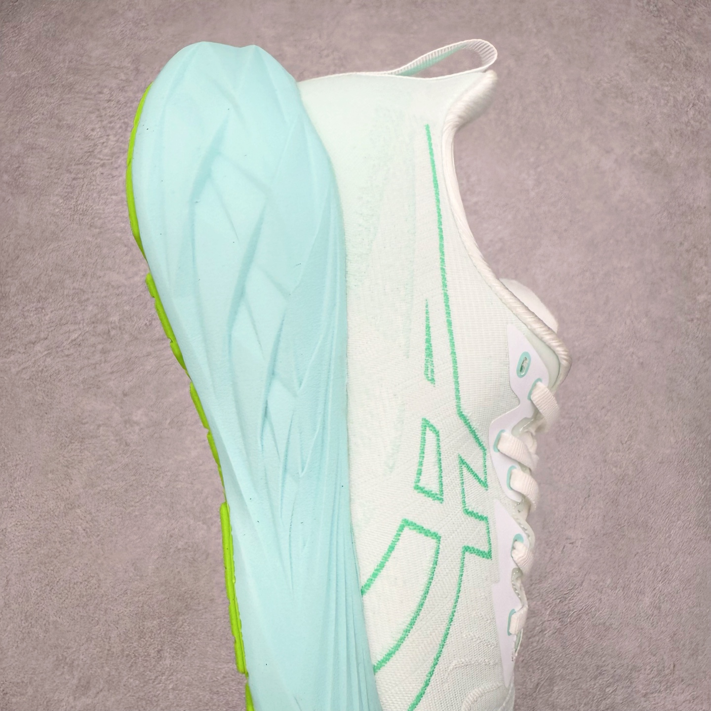 图片[6]-＃特价福利 ASICS NOVABLAST 4 亚瑟士舒适缓震跑鞋 鞋面从NOVABLAST 3的工程网眼升级为一片式轻量编织设计 提升了跑鞋的透气性 并配备结构鞋舌 进一步提升透气性的同时减少鞋舌滑动 从而实现更好的包裹感 后跟结构也是亮点之一 不仅提升了稳定性 还能给跑者提供更强支撑 上脚舒适度非常明显 无论如何跑跳晃动 双脚都被包裹的非常服帖舒适 同时前脚掌有足够空间 中足又很贴合 后跟高度和弧度也都非常舒适 从NOVABLAST 4 采用全新FF BLAST PLUS ECO轻量高能回弹泡棉材料 这是一种超过20%的生物基可再生资源 在带给跑者更舒适体验同时助力减轻环境负担 值得关注的是NOVABLAST 4将成为该系列首款贴有CO2e标签的鞋款 以进一步严格贯彻ASICS亚瑟士的可持续发展理念 大底采用了低密度设计的AHAR LO 更大程度增强鞋款耐磨性 提升使用寿命 外底液采用了全新设计 其灵感来源于植物的斐波那契螺旋叶片图案 独特的几何纹路使新一代鞋款的外观更具标志性 中底和大底设计都是为了让跑者获得更大的能量反馈 更强的回弹性 在跑步过程中轻弹畅跑 看配置就能感受到NOVABLAST 4 的优势 高回弹、高缓震、且耐用的综合长跑训练鞋 尺码：36 37 38 39 39.5 40 40.5 41.5 42 42.5 43.5 44 45-选品中心