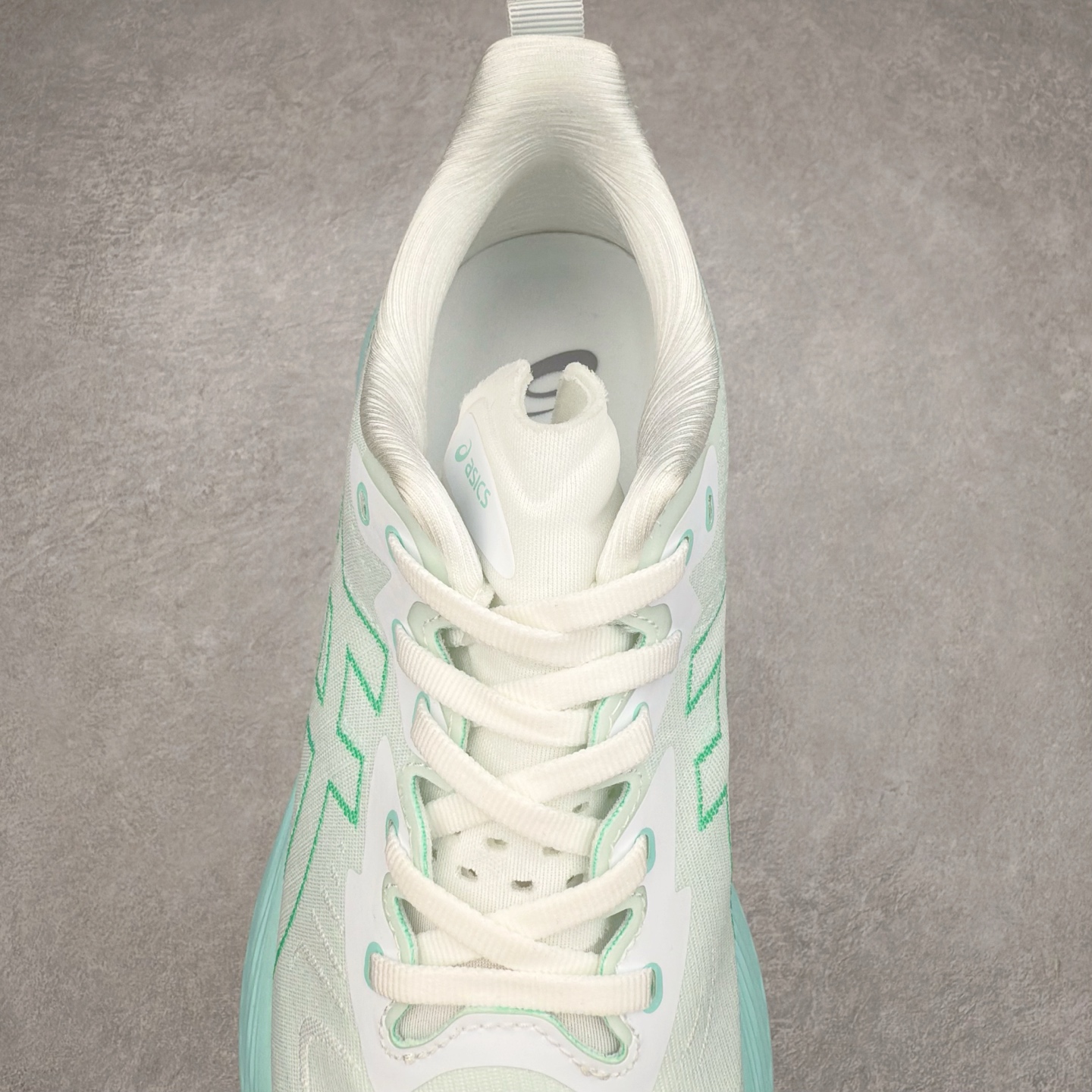 图片[5]-＃特价福利 ASICS NOVABLAST 4 亚瑟士舒适缓震跑鞋 鞋面从NOVABLAST 3的工程网眼升级为一片式轻量编织设计 提升了跑鞋的透气性 并配备结构鞋舌 进一步提升透气性的同时减少鞋舌滑动 从而实现更好的包裹感 后跟结构也是亮点之一 不仅提升了稳定性 还能给跑者提供更强支撑 上脚舒适度非常明显 无论如何跑跳晃动 双脚都被包裹的非常服帖舒适 同时前脚掌有足够空间 中足又很贴合 后跟高度和弧度也都非常舒适 从NOVABLAST 4 采用全新FF BLAST PLUS ECO轻量高能回弹泡棉材料 这是一种超过20%的生物基可再生资源 在带给跑者更舒适体验同时助力减轻环境负担 值得关注的是NOVABLAST 4将成为该系列首款贴有CO2e标签的鞋款 以进一步严格贯彻ASICS亚瑟士的可持续发展理念 大底采用了低密度设计的AHAR LO 更大程度增强鞋款耐磨性 提升使用寿命 外底液采用了全新设计 其灵感来源于植物的斐波那契螺旋叶片图案 独特的几何纹路使新一代鞋款的外观更具标志性 中底和大底设计都是为了让跑者获得更大的能量反馈 更强的回弹性 在跑步过程中轻弹畅跑 看配置就能感受到NOVABLAST 4 的优势 高回弹、高缓震、且耐用的综合长跑训练鞋 尺码：36 37 38 39 39.5 40 40.5 41.5 42 42.5 43.5 44 45-选品中心