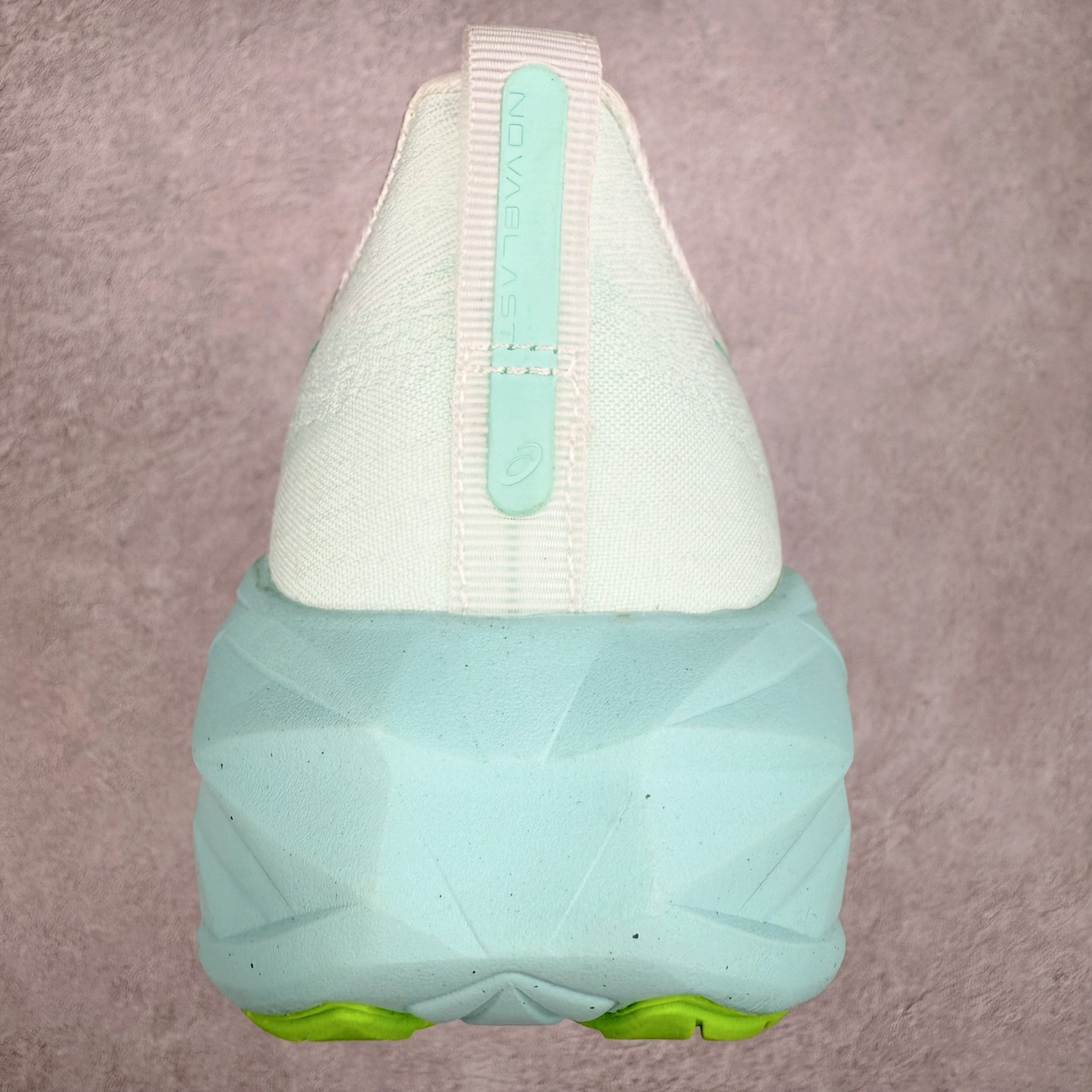 图片[8]-＃特价福利 ASICS NOVABLAST 4 亚瑟士舒适缓震跑鞋 鞋面从NOVABLAST 3的工程网眼升级为一片式轻量编织设计 提升了跑鞋的透气性 并配备结构鞋舌 进一步提升透气性的同时减少鞋舌滑动 从而实现更好的包裹感 后跟结构也是亮点之一 不仅提升了稳定性 还能给跑者提供更强支撑 上脚舒适度非常明显 无论如何跑跳晃动 双脚都被包裹的非常服帖舒适 同时前脚掌有足够空间 中足又很贴合 后跟高度和弧度也都非常舒适 从NOVABLAST 4 采用全新FF BLAST PLUS ECO轻量高能回弹泡棉材料 这是一种超过20%的生物基可再生资源 在带给跑者更舒适体验同时助力减轻环境负担 值得关注的是NOVABLAST 4将成为该系列首款贴有CO2e标签的鞋款 以进一步严格贯彻ASICS亚瑟士的可持续发展理念 大底采用了低密度设计的AHAR LO 更大程度增强鞋款耐磨性 提升使用寿命 外底液采用了全新设计 其灵感来源于植物的斐波那契螺旋叶片图案 独特的几何纹路使新一代鞋款的外观更具标志性 中底和大底设计都是为了让跑者获得更大的能量反馈 更强的回弹性 在跑步过程中轻弹畅跑 看配置就能感受到NOVABLAST 4 的优势 高回弹、高缓震、且耐用的综合长跑训练鞋 尺码：36 37 38 39 39.5 40 40.5 41.5 42 42.5 43.5 44 45-选品中心