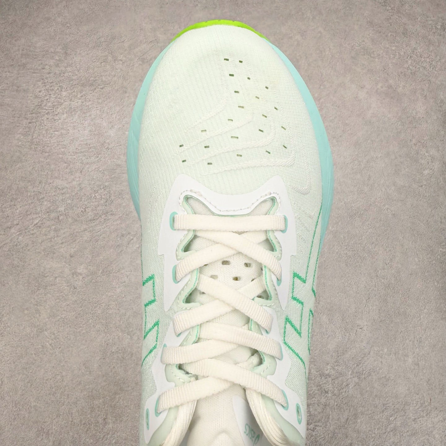 图片[4]-＃特价福利 ASICS NOVABLAST 4 亚瑟士舒适缓震跑鞋 鞋面从NOVABLAST 3的工程网眼升级为一片式轻量编织设计 提升了跑鞋的透气性 并配备结构鞋舌 进一步提升透气性的同时减少鞋舌滑动 从而实现更好的包裹感 后跟结构也是亮点之一 不仅提升了稳定性 还能给跑者提供更强支撑 上脚舒适度非常明显 无论如何跑跳晃动 双脚都被包裹的非常服帖舒适 同时前脚掌有足够空间 中足又很贴合 后跟高度和弧度也都非常舒适 从NOVABLAST 4 采用全新FF BLAST PLUS ECO轻量高能回弹泡棉材料 这是一种超过20%的生物基可再生资源 在带给跑者更舒适体验同时助力减轻环境负担 值得关注的是NOVABLAST 4将成为该系列首款贴有CO2e标签的鞋款 以进一步严格贯彻ASICS亚瑟士的可持续发展理念 大底采用了低密度设计的AHAR LO 更大程度增强鞋款耐磨性 提升使用寿命 外底液采用了全新设计 其灵感来源于植物的斐波那契螺旋叶片图案 独特的几何纹路使新一代鞋款的外观更具标志性 中底和大底设计都是为了让跑者获得更大的能量反馈 更强的回弹性 在跑步过程中轻弹畅跑 看配置就能感受到NOVABLAST 4 的优势 高回弹、高缓震、且耐用的综合长跑训练鞋 尺码：36 37 38 39 39.5 40 40.5 41.5 42 42.5 43.5 44 45-选品中心