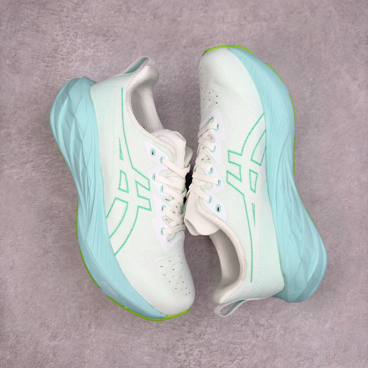 图片[3]-＃特价福利 ASICS NOVABLAST 4 亚瑟士舒适缓震跑鞋 鞋面从NOVABLAST 3的工程网眼升级为一片式轻量编织设计 提升了跑鞋的透气性 并配备结构鞋舌 进一步提升透气性的同时减少鞋舌滑动 从而实现更好的包裹感 后跟结构也是亮点之一 不仅提升了稳定性 还能给跑者提供更强支撑 上脚舒适度非常明显 无论如何跑跳晃动 双脚都被包裹的非常服帖舒适 同时前脚掌有足够空间 中足又很贴合 后跟高度和弧度也都非常舒适 从NOVABLAST 4 采用全新FF BLAST PLUS ECO轻量高能回弹泡棉材料 这是一种超过20%的生物基可再生资源 在带给跑者更舒适体验同时助力减轻环境负担 值得关注的是NOVABLAST 4将成为该系列首款贴有CO2e标签的鞋款 以进一步严格贯彻ASICS亚瑟士的可持续发展理念 大底采用了低密度设计的AHAR LO 更大程度增强鞋款耐磨性 提升使用寿命 外底液采用了全新设计 其灵感来源于植物的斐波那契螺旋叶片图案 独特的几何纹路使新一代鞋款的外观更具标志性 中底和大底设计都是为了让跑者获得更大的能量反馈 更强的回弹性 在跑步过程中轻弹畅跑 看配置就能感受到NOVABLAST 4 的优势 高回弹、高缓震、且耐用的综合长跑训练鞋 尺码：36 37 38 39 39.5 40 40.5 41.5 42 42.5 43.5 44 45-选品中心