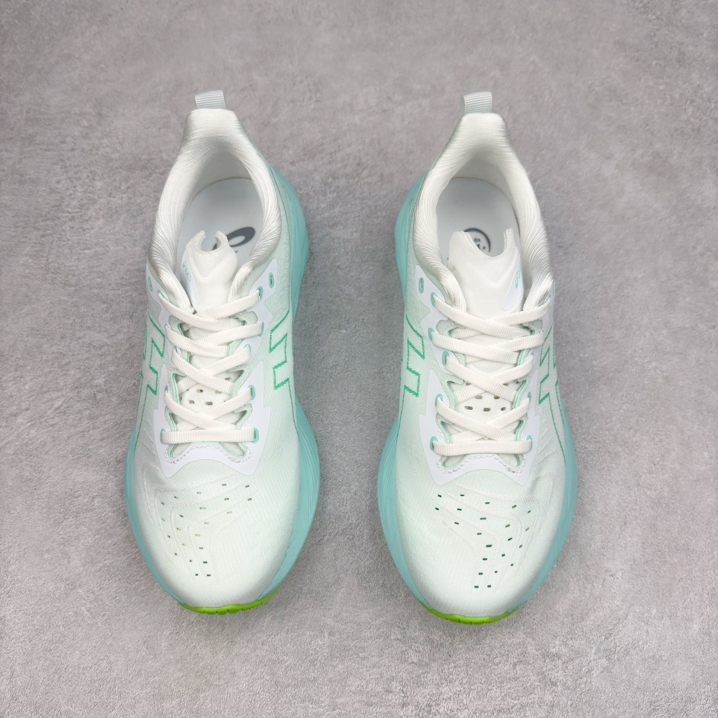 图片[2]-＃特价福利 ASICS NOVABLAST 4 亚瑟士舒适缓震跑鞋 鞋面从NOVABLAST 3的工程网眼升级为一片式轻量编织设计 提升了跑鞋的透气性 并配备结构鞋舌 进一步提升透气性的同时减少鞋舌滑动 从而实现更好的包裹感 后跟结构也是亮点之一 不仅提升了稳定性 还能给跑者提供更强支撑 上脚舒适度非常明显 无论如何跑跳晃动 双脚都被包裹的非常服帖舒适 同时前脚掌有足够空间 中足又很贴合 后跟高度和弧度也都非常舒适 从NOVABLAST 4 采用全新FF BLAST PLUS ECO轻量高能回弹泡棉材料 这是一种超过20%的生物基可再生资源 在带给跑者更舒适体验同时助力减轻环境负担 值得关注的是NOVABLAST 4将成为该系列首款贴有CO2e标签的鞋款 以进一步严格贯彻ASICS亚瑟士的可持续发展理念 大底采用了低密度设计的AHAR LO 更大程度增强鞋款耐磨性 提升使用寿命 外底液采用了全新设计 其灵感来源于植物的斐波那契螺旋叶片图案 独特的几何纹路使新一代鞋款的外观更具标志性 中底和大底设计都是为了让跑者获得更大的能量反馈 更强的回弹性 在跑步过程中轻弹畅跑 看配置就能感受到NOVABLAST 4 的优势 高回弹、高缓震、且耐用的综合长跑训练鞋 尺码：36 37 38 39 39.5 40 40.5 41.5 42 42.5 43.5 44 45-选品中心