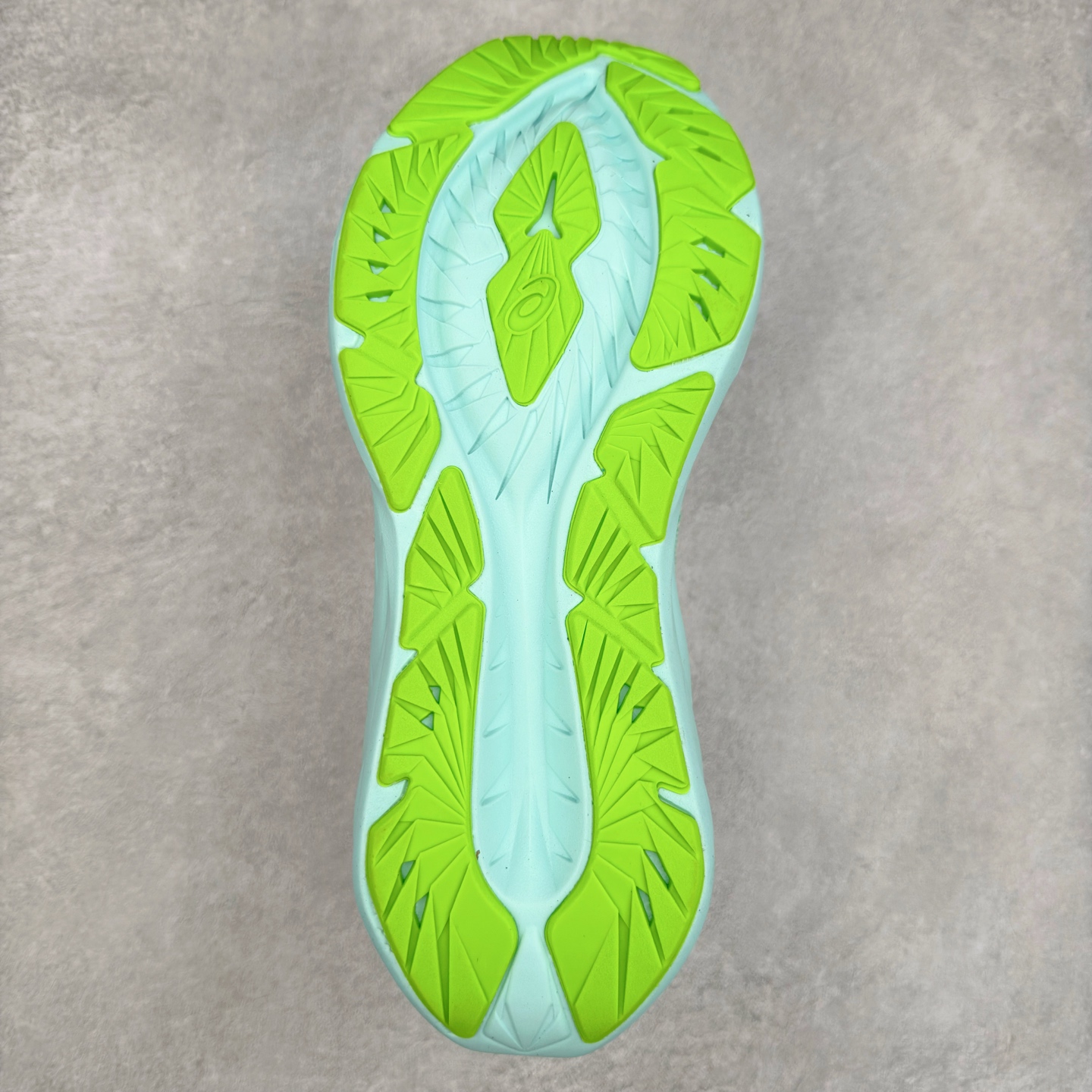 图片[9]-＃特价福利 ASICS NOVABLAST 4 亚瑟士舒适缓震跑鞋 鞋面从NOVABLAST 3的工程网眼升级为一片式轻量编织设计 提升了跑鞋的透气性 并配备结构鞋舌 进一步提升透气性的同时减少鞋舌滑动 从而实现更好的包裹感 后跟结构也是亮点之一 不仅提升了稳定性 还能给跑者提供更强支撑 上脚舒适度非常明显 无论如何跑跳晃动 双脚都被包裹的非常服帖舒适 同时前脚掌有足够空间 中足又很贴合 后跟高度和弧度也都非常舒适 从NOVABLAST 4 采用全新FF BLAST PLUS ECO轻量高能回弹泡棉材料 这是一种超过20%的生物基可再生资源 在带给跑者更舒适体验同时助力减轻环境负担 值得关注的是NOVABLAST 4将成为该系列首款贴有CO2e标签的鞋款 以进一步严格贯彻ASICS亚瑟士的可持续发展理念 大底采用了低密度设计的AHAR LO 更大程度增强鞋款耐磨性 提升使用寿命 外底液采用了全新设计 其灵感来源于植物的斐波那契螺旋叶片图案 独特的几何纹路使新一代鞋款的外观更具标志性 中底和大底设计都是为了让跑者获得更大的能量反馈 更强的回弹性 在跑步过程中轻弹畅跑 看配置就能感受到NOVABLAST 4 的优势 高回弹、高缓震、且耐用的综合长跑训练鞋 尺码：36 37 38 39 39.5 40 40.5 41.5 42 42.5 43.5 44 45-选品中心