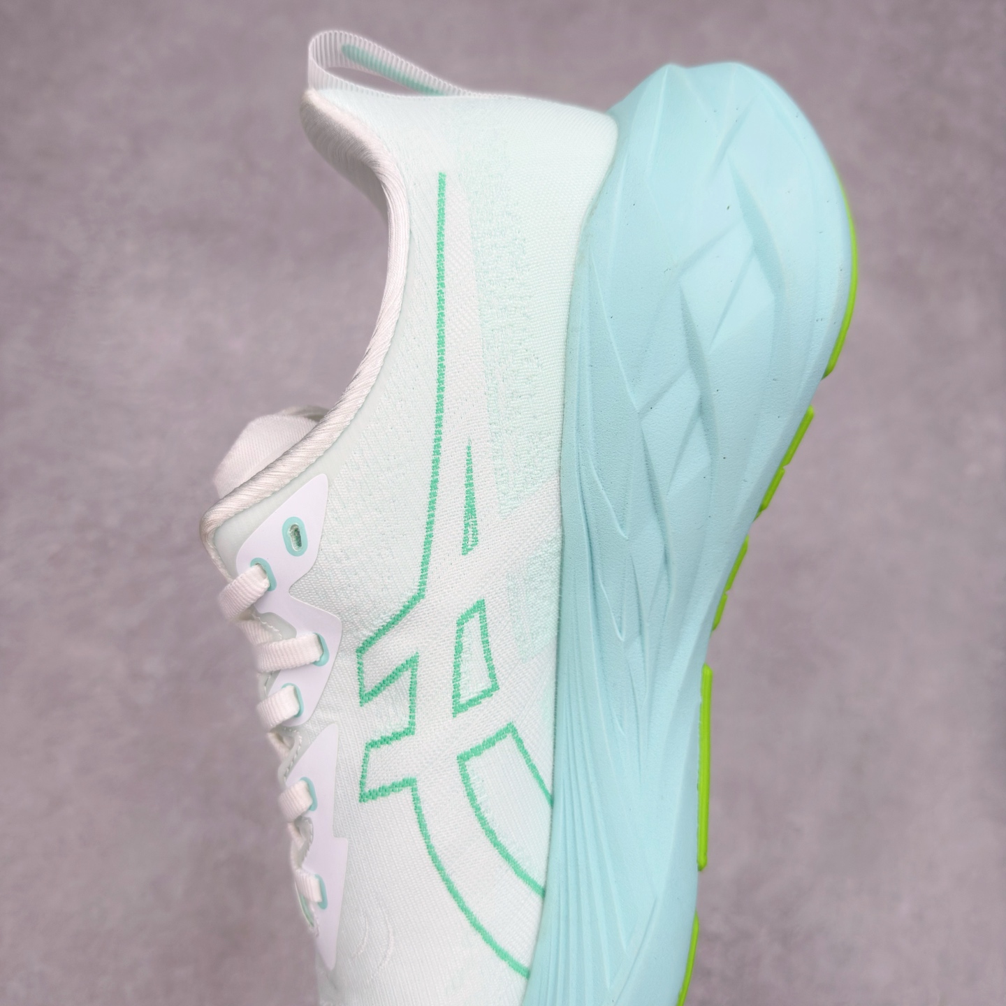 图片[7]-＃特价福利 ASICS NOVABLAST 4 亚瑟士舒适缓震跑鞋 鞋面从NOVABLAST 3的工程网眼升级为一片式轻量编织设计 提升了跑鞋的透气性 并配备结构鞋舌 进一步提升透气性的同时减少鞋舌滑动 从而实现更好的包裹感 后跟结构也是亮点之一 不仅提升了稳定性 还能给跑者提供更强支撑 上脚舒适度非常明显 无论如何跑跳晃动 双脚都被包裹的非常服帖舒适 同时前脚掌有足够空间 中足又很贴合 后跟高度和弧度也都非常舒适 从NOVABLAST 4 采用全新FF BLAST PLUS ECO轻量高能回弹泡棉材料 这是一种超过20%的生物基可再生资源 在带给跑者更舒适体验同时助力减轻环境负担 值得关注的是NOVABLAST 4将成为该系列首款贴有CO2e标签的鞋款 以进一步严格贯彻ASICS亚瑟士的可持续发展理念 大底采用了低密度设计的AHAR LO 更大程度增强鞋款耐磨性 提升使用寿命 外底液采用了全新设计 其灵感来源于植物的斐波那契螺旋叶片图案 独特的几何纹路使新一代鞋款的外观更具标志性 中底和大底设计都是为了让跑者获得更大的能量反馈 更强的回弹性 在跑步过程中轻弹畅跑 看配置就能感受到NOVABLAST 4 的优势 高回弹、高缓震、且耐用的综合长跑训练鞋 尺码：36 37 38 39 39.5 40 40.5 41.5 42 42.5 43.5 44 45-选品中心