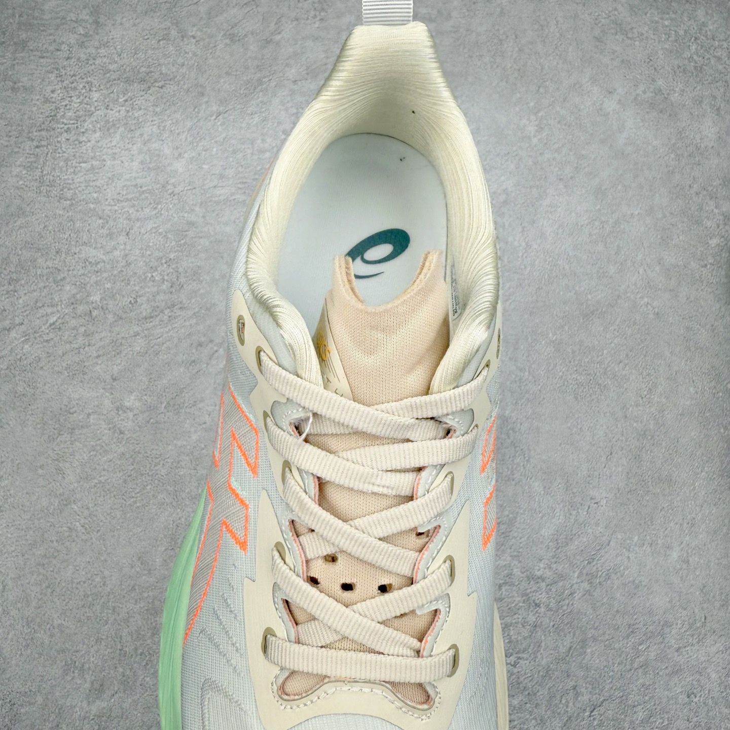 图片[5]-＃特价福利 ASICS NOVABLAST 4 亚瑟士舒适缓震跑鞋 鞋面从NOVABLAST 3的工程网眼升级为一片式轻量编织设计 提升了跑鞋的透气性 并配备结构鞋舌 进一步提升透气性的同时减少鞋舌滑动 从而实现更好的包裹感 后跟结构也是亮点之一 不仅提升了稳定性 还能给跑者提供更强支撑 上脚舒适度非常明显 无论如何跑跳晃动 双脚都被包裹的非常服帖舒适 同时前脚掌有足够空间 中足又很贴合 后跟高度和弧度也都非常舒适 从NOVABLAST 4 采用全新FF BLAST PLUS ECO轻量高能回弹泡棉材料 这是一种超过20%的生物基可再生资源 在带给跑者更舒适体验同时助力减轻环境负担 值得关注的是NOVABLAST 4将成为该系列首款贴有CO2e标签的鞋款 以进一步严格贯彻ASICS亚瑟士的可持续发展理念 大底采用了低密度设计的AHAR LO 更大程度增强鞋款耐磨性 提升使用寿命 外底液采用了全新设计 其灵感来源于植物的斐波那契螺旋叶片图案 独特的几何纹路使新一代鞋款的外观更具标志性 中底和大底设计都是为了让跑者获得更大的能量反馈 更强的回弹性 在跑步过程中轻弹畅跑 看配置就能感受到NOVABLAST 4 的优势 高回弹、高缓震、且耐用的综合长跑训练鞋 尺码：36 37 38 39 39.5 40 40.5 41.5 42 42.5 43.5 44 45-选品中心