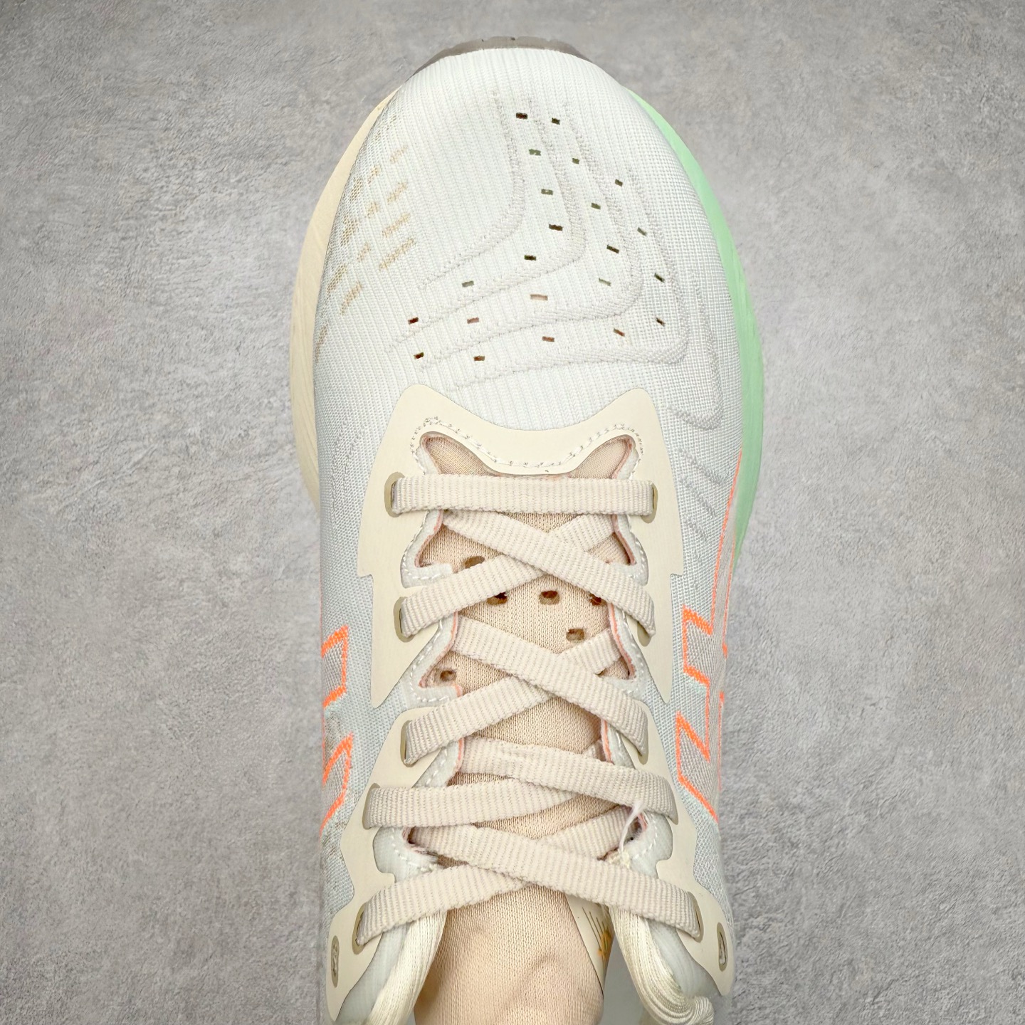 图片[4]-＃特价福利 ASICS NOVABLAST 4 亚瑟士舒适缓震跑鞋 鞋面从NOVABLAST 3的工程网眼升级为一片式轻量编织设计 提升了跑鞋的透气性 并配备结构鞋舌 进一步提升透气性的同时减少鞋舌滑动 从而实现更好的包裹感 后跟结构也是亮点之一 不仅提升了稳定性 还能给跑者提供更强支撑 上脚舒适度非常明显 无论如何跑跳晃动 双脚都被包裹的非常服帖舒适 同时前脚掌有足够空间 中足又很贴合 后跟高度和弧度也都非常舒适 从NOVABLAST 4 采用全新FF BLAST PLUS ECO轻量高能回弹泡棉材料 这是一种超过20%的生物基可再生资源 在带给跑者更舒适体验同时助力减轻环境负担 值得关注的是NOVABLAST 4将成为该系列首款贴有CO2e标签的鞋款 以进一步严格贯彻ASICS亚瑟士的可持续发展理念 大底采用了低密度设计的AHAR LO 更大程度增强鞋款耐磨性 提升使用寿命 外底液采用了全新设计 其灵感来源于植物的斐波那契螺旋叶片图案 独特的几何纹路使新一代鞋款的外观更具标志性 中底和大底设计都是为了让跑者获得更大的能量反馈 更强的回弹性 在跑步过程中轻弹畅跑 看配置就能感受到NOVABLAST 4 的优势 高回弹、高缓震、且耐用的综合长跑训练鞋 尺码：36 37 38 39 39.5 40 40.5 41.5 42 42.5 43.5 44 45-选品中心