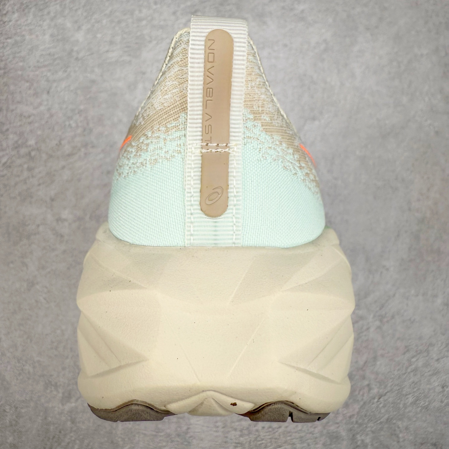 图片[8]-＃特价福利 ASICS NOVABLAST 4 亚瑟士舒适缓震跑鞋 鞋面从NOVABLAST 3的工程网眼升级为一片式轻量编织设计 提升了跑鞋的透气性 并配备结构鞋舌 进一步提升透气性的同时减少鞋舌滑动 从而实现更好的包裹感 后跟结构也是亮点之一 不仅提升了稳定性 还能给跑者提供更强支撑 上脚舒适度非常明显 无论如何跑跳晃动 双脚都被包裹的非常服帖舒适 同时前脚掌有足够空间 中足又很贴合 后跟高度和弧度也都非常舒适 从NOVABLAST 4 采用全新FF BLAST PLUS ECO轻量高能回弹泡棉材料 这是一种超过20%的生物基可再生资源 在带给跑者更舒适体验同时助力减轻环境负担 值得关注的是NOVABLAST 4将成为该系列首款贴有CO2e标签的鞋款 以进一步严格贯彻ASICS亚瑟士的可持续发展理念 大底采用了低密度设计的AHAR LO 更大程度增强鞋款耐磨性 提升使用寿命 外底液采用了全新设计 其灵感来源于植物的斐波那契螺旋叶片图案 独特的几何纹路使新一代鞋款的外观更具标志性 中底和大底设计都是为了让跑者获得更大的能量反馈 更强的回弹性 在跑步过程中轻弹畅跑 看配置就能感受到NOVABLAST 4 的优势 高回弹、高缓震、且耐用的综合长跑训练鞋 尺码：36 37 38 39 39.5 40 40.5 41.5 42 42.5 43.5 44 45-选品中心