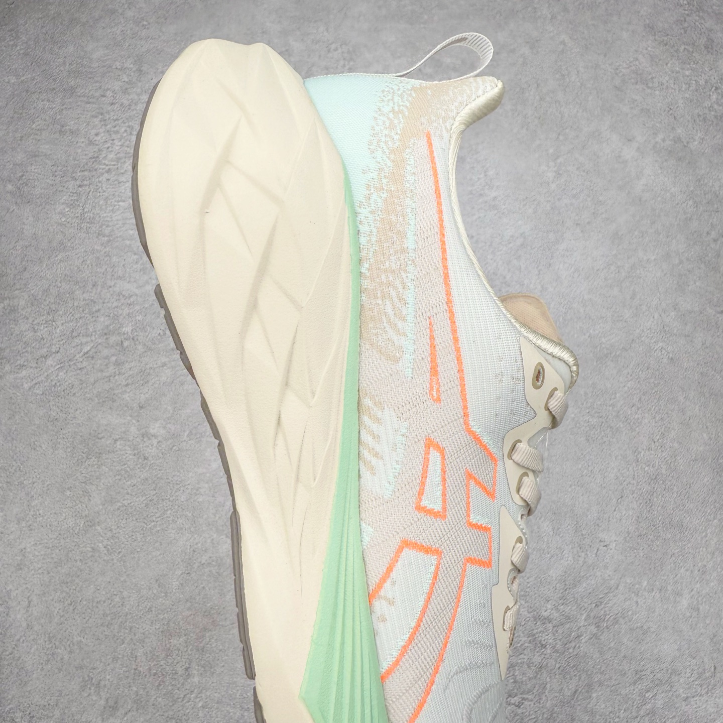 图片[6]-＃特价福利 ASICS NOVABLAST 4 亚瑟士舒适缓震跑鞋 鞋面从NOVABLAST 3的工程网眼升级为一片式轻量编织设计 提升了跑鞋的透气性 并配备结构鞋舌 进一步提升透气性的同时减少鞋舌滑动 从而实现更好的包裹感 后跟结构也是亮点之一 不仅提升了稳定性 还能给跑者提供更强支撑 上脚舒适度非常明显 无论如何跑跳晃动 双脚都被包裹的非常服帖舒适 同时前脚掌有足够空间 中足又很贴合 后跟高度和弧度也都非常舒适 从NOVABLAST 4 采用全新FF BLAST PLUS ECO轻量高能回弹泡棉材料 这是一种超过20%的生物基可再生资源 在带给跑者更舒适体验同时助力减轻环境负担 值得关注的是NOVABLAST 4将成为该系列首款贴有CO2e标签的鞋款 以进一步严格贯彻ASICS亚瑟士的可持续发展理念 大底采用了低密度设计的AHAR LO 更大程度增强鞋款耐磨性 提升使用寿命 外底液采用了全新设计 其灵感来源于植物的斐波那契螺旋叶片图案 独特的几何纹路使新一代鞋款的外观更具标志性 中底和大底设计都是为了让跑者获得更大的能量反馈 更强的回弹性 在跑步过程中轻弹畅跑 看配置就能感受到NOVABLAST 4 的优势 高回弹、高缓震、且耐用的综合长跑训练鞋 尺码：36 37 38 39 39.5 40 40.5 41.5 42 42.5 43.5 44 45-选品中心