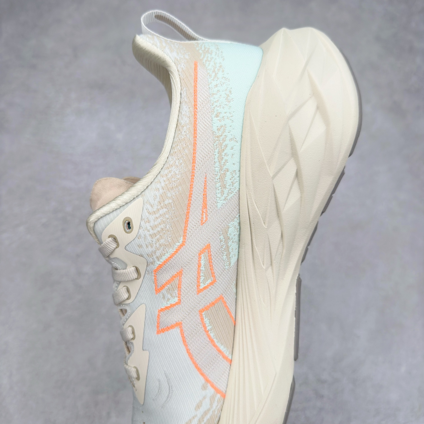 图片[7]-＃特价福利 ASICS NOVABLAST 4 亚瑟士舒适缓震跑鞋 鞋面从NOVABLAST 3的工程网眼升级为一片式轻量编织设计 提升了跑鞋的透气性 并配备结构鞋舌 进一步提升透气性的同时减少鞋舌滑动 从而实现更好的包裹感 后跟结构也是亮点之一 不仅提升了稳定性 还能给跑者提供更强支撑 上脚舒适度非常明显 无论如何跑跳晃动 双脚都被包裹的非常服帖舒适 同时前脚掌有足够空间 中足又很贴合 后跟高度和弧度也都非常舒适 从NOVABLAST 4 采用全新FF BLAST PLUS ECO轻量高能回弹泡棉材料 这是一种超过20%的生物基可再生资源 在带给跑者更舒适体验同时助力减轻环境负担 值得关注的是NOVABLAST 4将成为该系列首款贴有CO2e标签的鞋款 以进一步严格贯彻ASICS亚瑟士的可持续发展理念 大底采用了低密度设计的AHAR LO 更大程度增强鞋款耐磨性 提升使用寿命 外底液采用了全新设计 其灵感来源于植物的斐波那契螺旋叶片图案 独特的几何纹路使新一代鞋款的外观更具标志性 中底和大底设计都是为了让跑者获得更大的能量反馈 更强的回弹性 在跑步过程中轻弹畅跑 看配置就能感受到NOVABLAST 4 的优势 高回弹、高缓震、且耐用的综合长跑训练鞋 尺码：36 37 38 39 39.5 40 40.5 41.5 42 42.5 43.5 44 45-选品中心