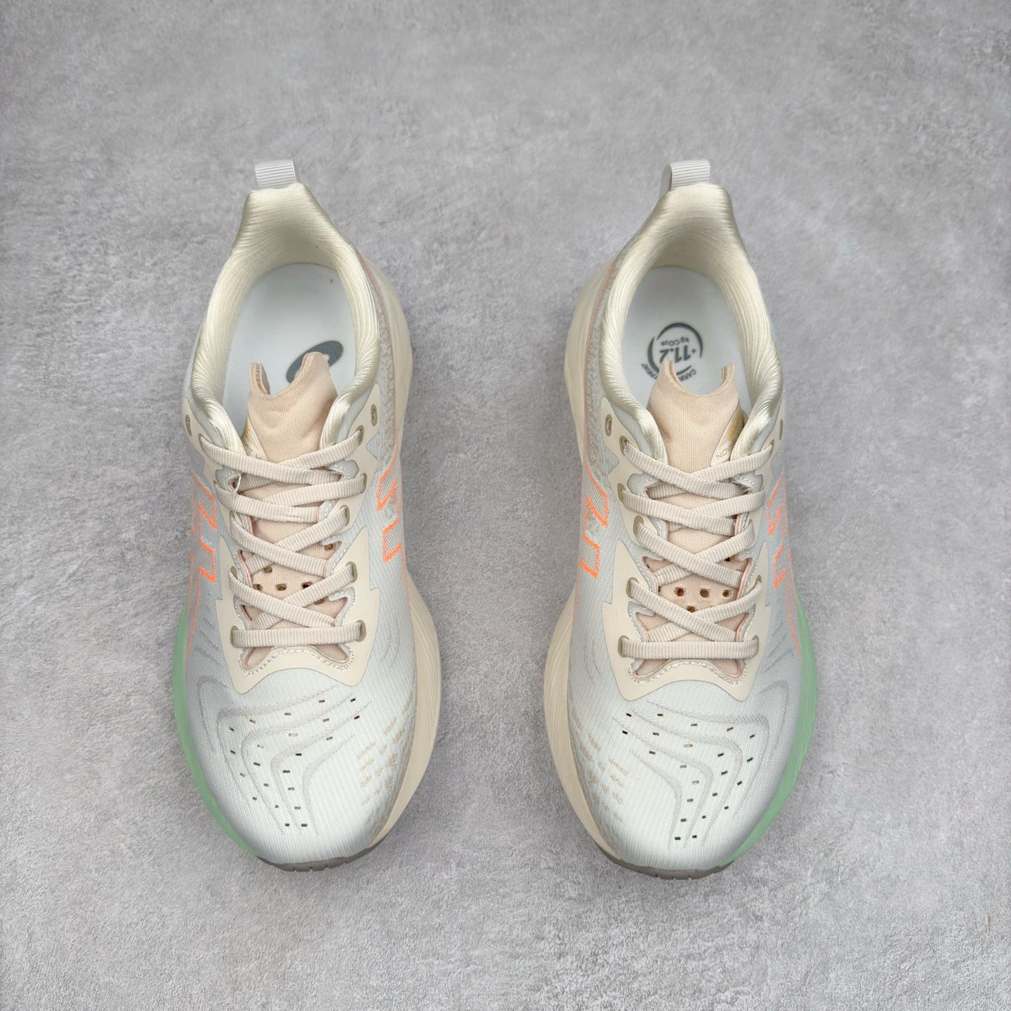 图片[2]-＃特价福利 ASICS NOVABLAST 4 亚瑟士舒适缓震跑鞋 鞋面从NOVABLAST 3的工程网眼升级为一片式轻量编织设计 提升了跑鞋的透气性 并配备结构鞋舌 进一步提升透气性的同时减少鞋舌滑动 从而实现更好的包裹感 后跟结构也是亮点之一 不仅提升了稳定性 还能给跑者提供更强支撑 上脚舒适度非常明显 无论如何跑跳晃动 双脚都被包裹的非常服帖舒适 同时前脚掌有足够空间 中足又很贴合 后跟高度和弧度也都非常舒适 从NOVABLAST 4 采用全新FF BLAST PLUS ECO轻量高能回弹泡棉材料 这是一种超过20%的生物基可再生资源 在带给跑者更舒适体验同时助力减轻环境负担 值得关注的是NOVABLAST 4将成为该系列首款贴有CO2e标签的鞋款 以进一步严格贯彻ASICS亚瑟士的可持续发展理念 大底采用了低密度设计的AHAR LO 更大程度增强鞋款耐磨性 提升使用寿命 外底液采用了全新设计 其灵感来源于植物的斐波那契螺旋叶片图案 独特的几何纹路使新一代鞋款的外观更具标志性 中底和大底设计都是为了让跑者获得更大的能量反馈 更强的回弹性 在跑步过程中轻弹畅跑 看配置就能感受到NOVABLAST 4 的优势 高回弹、高缓震、且耐用的综合长跑训练鞋 尺码：36 37 38 39 39.5 40 40.5 41.5 42 42.5 43.5 44 45-选品中心