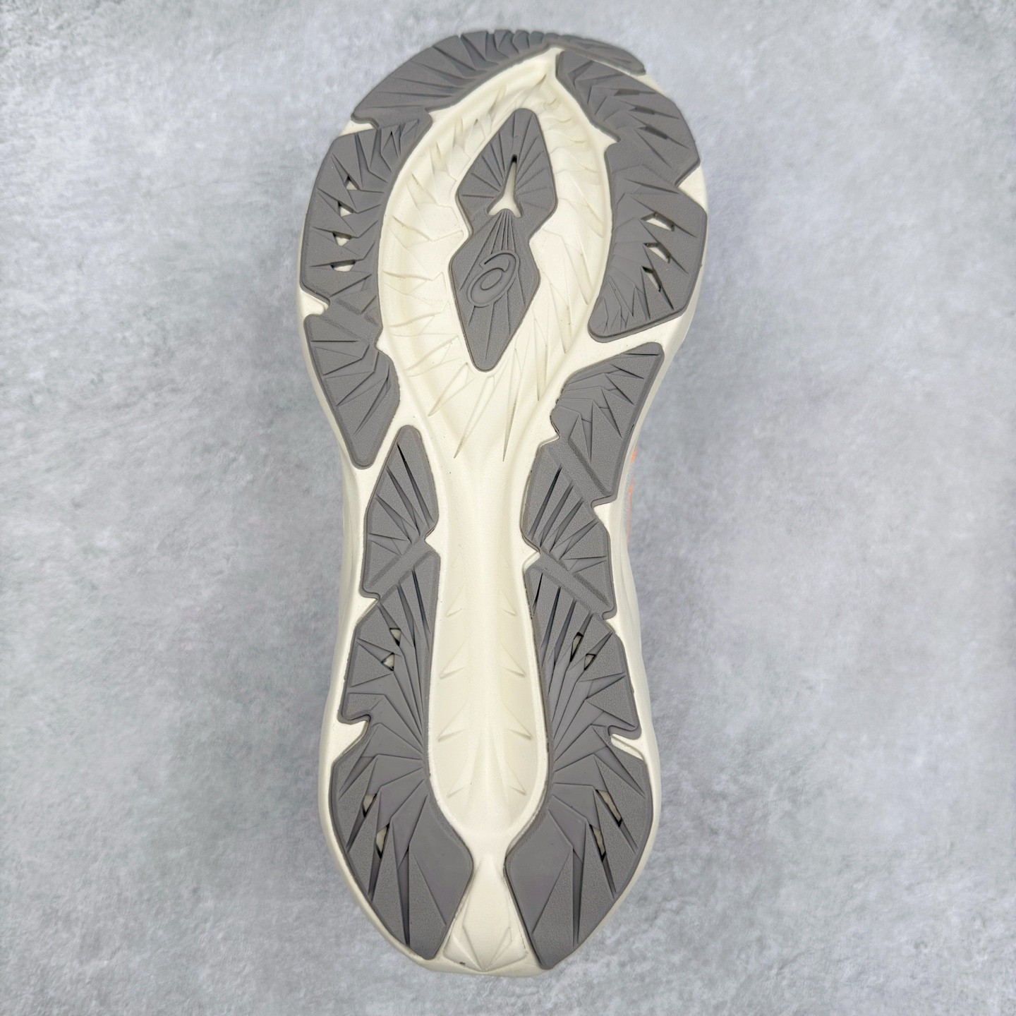 图片[9]-＃特价福利 ASICS NOVABLAST 4 亚瑟士舒适缓震跑鞋 鞋面从NOVABLAST 3的工程网眼升级为一片式轻量编织设计 提升了跑鞋的透气性 并配备结构鞋舌 进一步提升透气性的同时减少鞋舌滑动 从而实现更好的包裹感 后跟结构也是亮点之一 不仅提升了稳定性 还能给跑者提供更强支撑 上脚舒适度非常明显 无论如何跑跳晃动 双脚都被包裹的非常服帖舒适 同时前脚掌有足够空间 中足又很贴合 后跟高度和弧度也都非常舒适 从NOVABLAST 4 采用全新FF BLAST PLUS ECO轻量高能回弹泡棉材料 这是一种超过20%的生物基可再生资源 在带给跑者更舒适体验同时助力减轻环境负担 值得关注的是NOVABLAST 4将成为该系列首款贴有CO2e标签的鞋款 以进一步严格贯彻ASICS亚瑟士的可持续发展理念 大底采用了低密度设计的AHAR LO 更大程度增强鞋款耐磨性 提升使用寿命 外底液采用了全新设计 其灵感来源于植物的斐波那契螺旋叶片图案 独特的几何纹路使新一代鞋款的外观更具标志性 中底和大底设计都是为了让跑者获得更大的能量反馈 更强的回弹性 在跑步过程中轻弹畅跑 看配置就能感受到NOVABLAST 4 的优势 高回弹、高缓震、且耐用的综合长跑训练鞋 尺码：36 37 38 39 39.5 40 40.5 41.5 42 42.5 43.5 44 45-选品中心