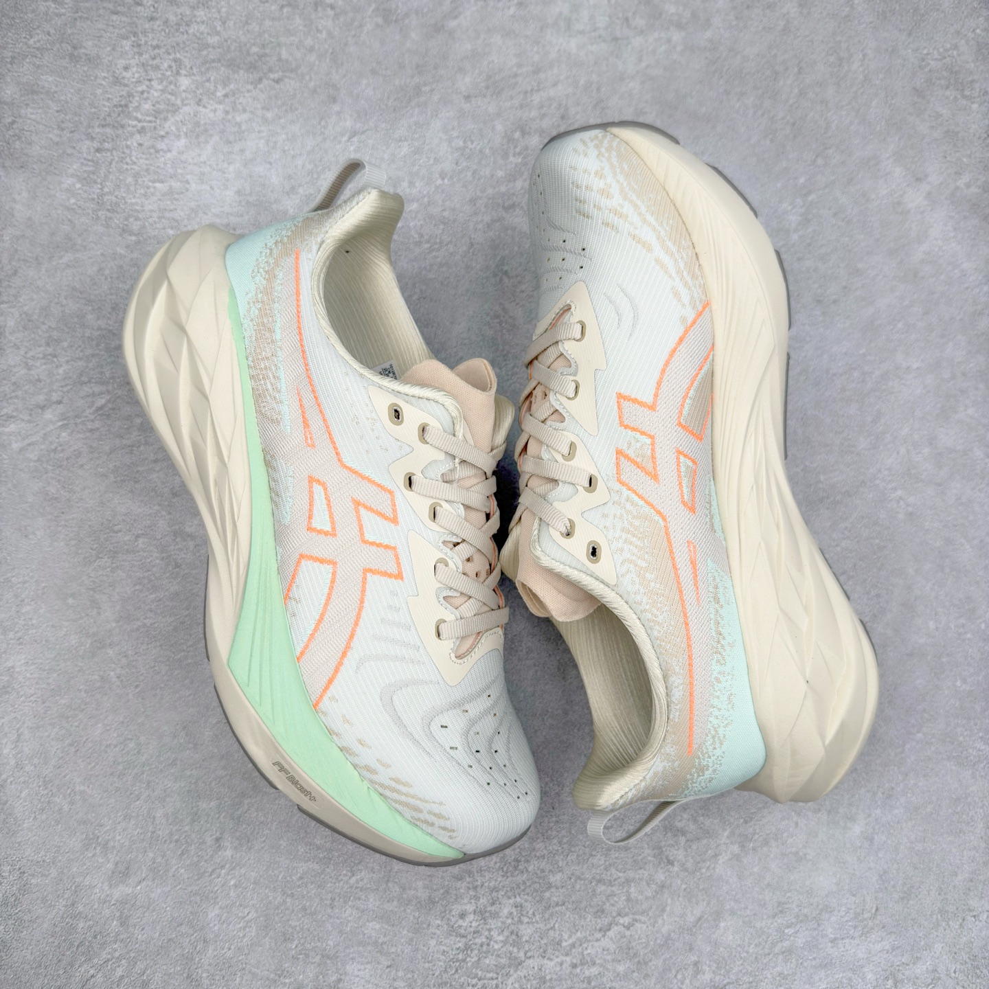 图片[3]-＃特价福利 ASICS NOVABLAST 4 亚瑟士舒适缓震跑鞋 鞋面从NOVABLAST 3的工程网眼升级为一片式轻量编织设计 提升了跑鞋的透气性 并配备结构鞋舌 进一步提升透气性的同时减少鞋舌滑动 从而实现更好的包裹感 后跟结构也是亮点之一 不仅提升了稳定性 还能给跑者提供更强支撑 上脚舒适度非常明显 无论如何跑跳晃动 双脚都被包裹的非常服帖舒适 同时前脚掌有足够空间 中足又很贴合 后跟高度和弧度也都非常舒适 从NOVABLAST 4 采用全新FF BLAST PLUS ECO轻量高能回弹泡棉材料 这是一种超过20%的生物基可再生资源 在带给跑者更舒适体验同时助力减轻环境负担 值得关注的是NOVABLAST 4将成为该系列首款贴有CO2e标签的鞋款 以进一步严格贯彻ASICS亚瑟士的可持续发展理念 大底采用了低密度设计的AHAR LO 更大程度增强鞋款耐磨性 提升使用寿命 外底液采用了全新设计 其灵感来源于植物的斐波那契螺旋叶片图案 独特的几何纹路使新一代鞋款的外观更具标志性 中底和大底设计都是为了让跑者获得更大的能量反馈 更强的回弹性 在跑步过程中轻弹畅跑 看配置就能感受到NOVABLAST 4 的优势 高回弹、高缓震、且耐用的综合长跑训练鞋 尺码：36 37 38 39 39.5 40 40.5 41.5 42 42.5 43.5 44 45-选品中心