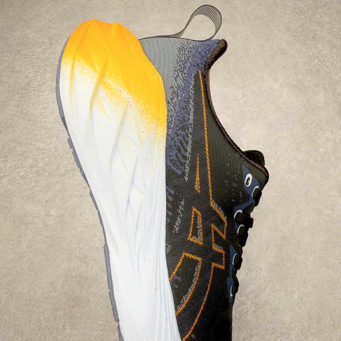 图片[6]-＃特价福利 ASICS NOVABLAST 4 亚瑟士舒适缓震跑鞋 鞋面从NOVABLAST 3的工程网眼升级为一片式轻量编织设计 提升了跑鞋的透气性 并配备结构鞋舌 进一步提升透气性的同时减少鞋舌滑动 从而实现更好的包裹感 后跟结构也是亮点之一 不仅提升了稳定性 还能给跑者提供更强支撑 上脚舒适度非常明显 无论如何跑跳晃动 双脚都被包裹的非常服帖舒适 同时前脚掌有足够空间 中足又很贴合 后跟高度和弧度也都非常舒适 从NOVABLAST 4 采用全新FF BLAST PLUS ECO轻量高能回弹泡棉材料 这是一种超过20%的生物基可再生资源 在带给跑者更舒适体验同时助力减轻环境负担 值得关注的是NOVABLAST 4将成为该系列首款贴有CO2e标签的鞋款 以进一步严格贯彻ASICS亚瑟士的可持续发展理念 大底采用了低密度设计的AHAR LO 更大程度增强鞋款耐磨性 提升使用寿命 外底液采用了全新设计 其灵感来源于植物的斐波那契螺旋叶片图案 独特的几何纹路使新一代鞋款的外观更具标志性 中底和大底设计都是为了让跑者获得更大的能量反馈 更强的回弹性 在跑步过程中轻弹畅跑 看配置就能感受到NOVABLAST 4 的优势 高回弹、高缓震、且耐用的综合长跑训练鞋 尺码：36 37 38 39 39.5 40 40.5 41.5 42 42.5 43.5 44 45-选品中心