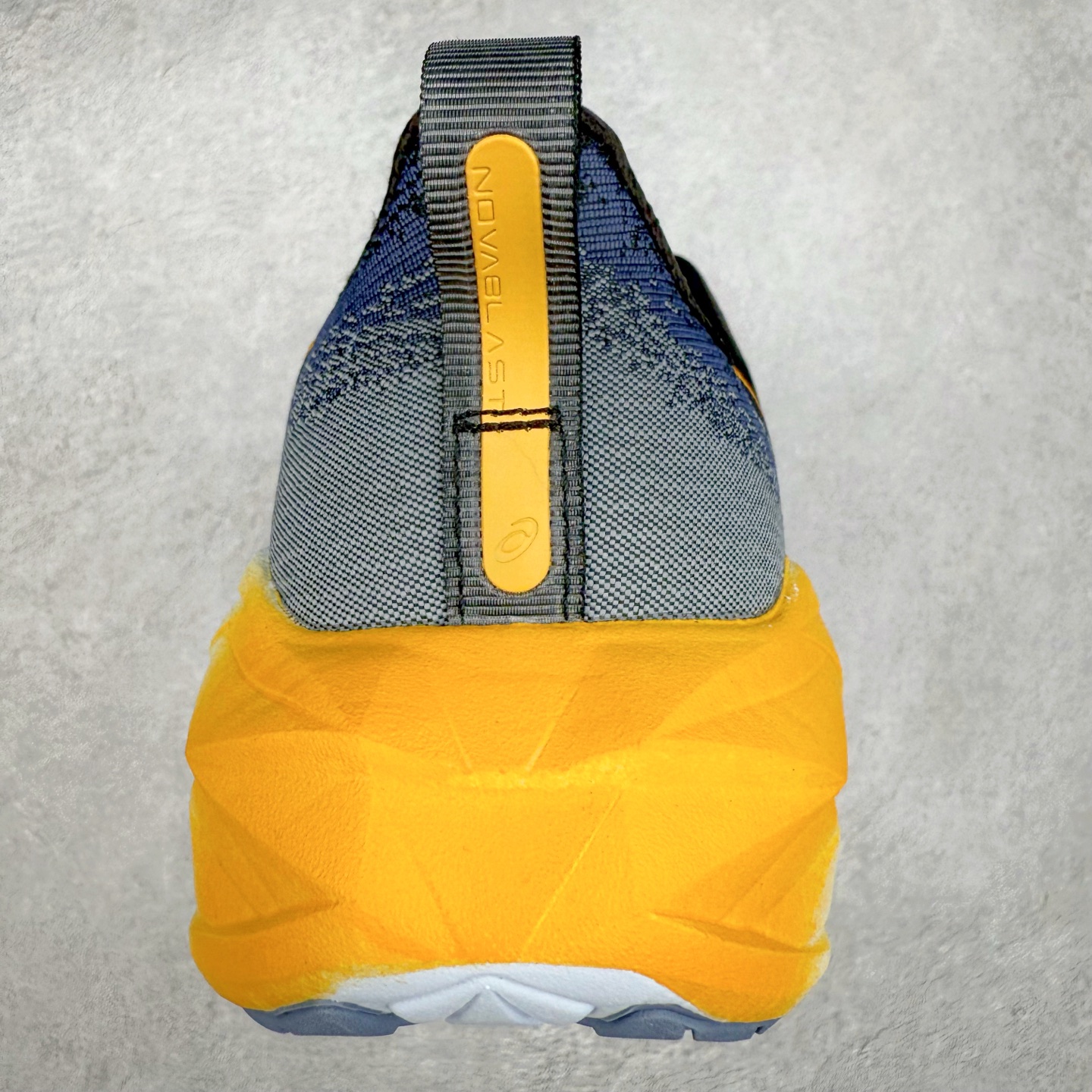 图片[8]-＃特价福利 ASICS NOVABLAST 4 亚瑟士舒适缓震跑鞋 鞋面从NOVABLAST 3的工程网眼升级为一片式轻量编织设计 提升了跑鞋的透气性 并配备结构鞋舌 进一步提升透气性的同时减少鞋舌滑动 从而实现更好的包裹感 后跟结构也是亮点之一 不仅提升了稳定性 还能给跑者提供更强支撑 上脚舒适度非常明显 无论如何跑跳晃动 双脚都被包裹的非常服帖舒适 同时前脚掌有足够空间 中足又很贴合 后跟高度和弧度也都非常舒适 从NOVABLAST 4 采用全新FF BLAST PLUS ECO轻量高能回弹泡棉材料 这是一种超过20%的生物基可再生资源 在带给跑者更舒适体验同时助力减轻环境负担 值得关注的是NOVABLAST 4将成为该系列首款贴有CO2e标签的鞋款 以进一步严格贯彻ASICS亚瑟士的可持续发展理念 大底采用了低密度设计的AHAR LO 更大程度增强鞋款耐磨性 提升使用寿命 外底液采用了全新设计 其灵感来源于植物的斐波那契螺旋叶片图案 独特的几何纹路使新一代鞋款的外观更具标志性 中底和大底设计都是为了让跑者获得更大的能量反馈 更强的回弹性 在跑步过程中轻弹畅跑 看配置就能感受到NOVABLAST 4 的优势 高回弹、高缓震、且耐用的综合长跑训练鞋 尺码：36 37 38 39 39.5 40 40.5 41.5 42 42.5 43.5 44 45-选品中心