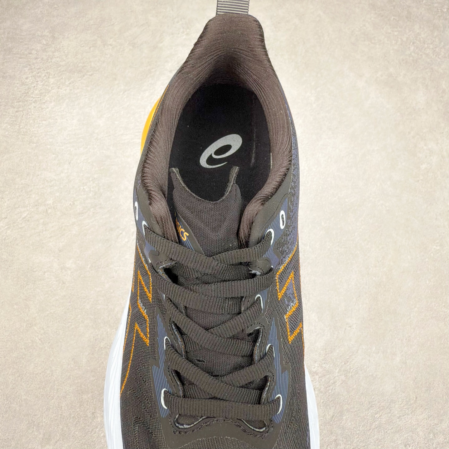 图片[5]-＃特价福利 ASICS NOVABLAST 4 亚瑟士舒适缓震跑鞋 鞋面从NOVABLAST 3的工程网眼升级为一片式轻量编织设计 提升了跑鞋的透气性 并配备结构鞋舌 进一步提升透气性的同时减少鞋舌滑动 从而实现更好的包裹感 后跟结构也是亮点之一 不仅提升了稳定性 还能给跑者提供更强支撑 上脚舒适度非常明显 无论如何跑跳晃动 双脚都被包裹的非常服帖舒适 同时前脚掌有足够空间 中足又很贴合 后跟高度和弧度也都非常舒适 从NOVABLAST 4 采用全新FF BLAST PLUS ECO轻量高能回弹泡棉材料 这是一种超过20%的生物基可再生资源 在带给跑者更舒适体验同时助力减轻环境负担 值得关注的是NOVABLAST 4将成为该系列首款贴有CO2e标签的鞋款 以进一步严格贯彻ASICS亚瑟士的可持续发展理念 大底采用了低密度设计的AHAR LO 更大程度增强鞋款耐磨性 提升使用寿命 外底液采用了全新设计 其灵感来源于植物的斐波那契螺旋叶片图案 独特的几何纹路使新一代鞋款的外观更具标志性 中底和大底设计都是为了让跑者获得更大的能量反馈 更强的回弹性 在跑步过程中轻弹畅跑 看配置就能感受到NOVABLAST 4 的优势 高回弹、高缓震、且耐用的综合长跑训练鞋 尺码：36 37 38 39 39.5 40 40.5 41.5 42 42.5 43.5 44 45-选品中心