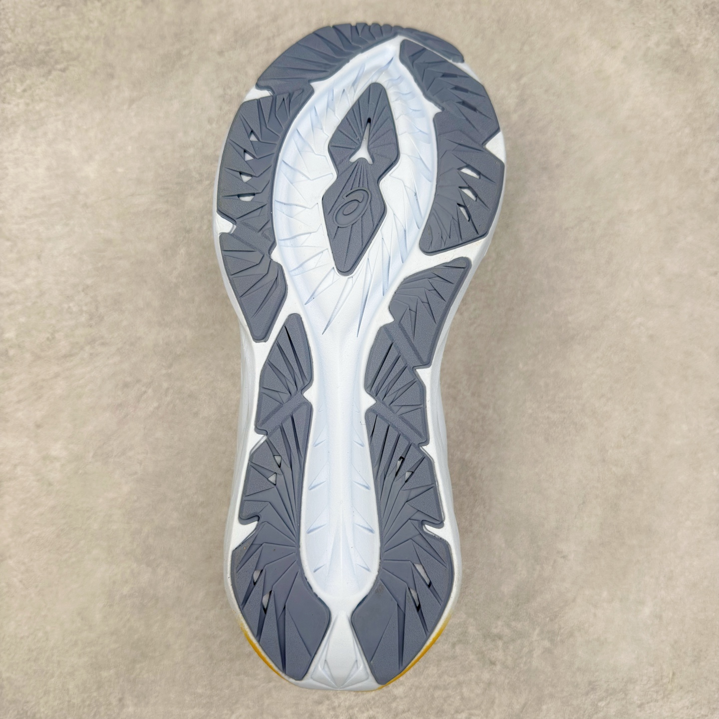 图片[9]-＃特价福利 ASICS NOVABLAST 4 亚瑟士舒适缓震跑鞋 鞋面从NOVABLAST 3的工程网眼升级为一片式轻量编织设计 提升了跑鞋的透气性 并配备结构鞋舌 进一步提升透气性的同时减少鞋舌滑动 从而实现更好的包裹感 后跟结构也是亮点之一 不仅提升了稳定性 还能给跑者提供更强支撑 上脚舒适度非常明显 无论如何跑跳晃动 双脚都被包裹的非常服帖舒适 同时前脚掌有足够空间 中足又很贴合 后跟高度和弧度也都非常舒适 从NOVABLAST 4 采用全新FF BLAST PLUS ECO轻量高能回弹泡棉材料 这是一种超过20%的生物基可再生资源 在带给跑者更舒适体验同时助力减轻环境负担 值得关注的是NOVABLAST 4将成为该系列首款贴有CO2e标签的鞋款 以进一步严格贯彻ASICS亚瑟士的可持续发展理念 大底采用了低密度设计的AHAR LO 更大程度增强鞋款耐磨性 提升使用寿命 外底液采用了全新设计 其灵感来源于植物的斐波那契螺旋叶片图案 独特的几何纹路使新一代鞋款的外观更具标志性 中底和大底设计都是为了让跑者获得更大的能量反馈 更强的回弹性 在跑步过程中轻弹畅跑 看配置就能感受到NOVABLAST 4 的优势 高回弹、高缓震、且耐用的综合长跑训练鞋 尺码：36 37 38 39 39.5 40 40.5 41.5 42 42.5 43.5 44 45-选品中心