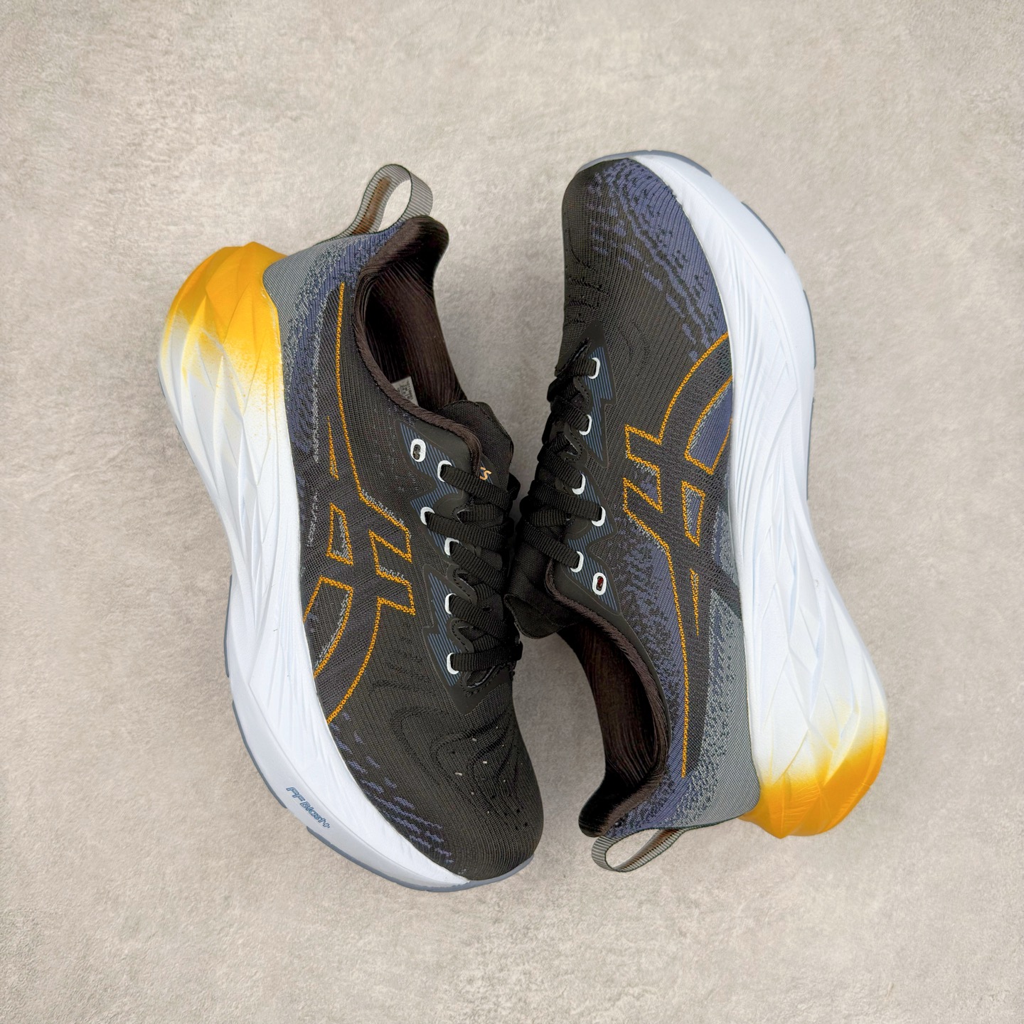 图片[3]-＃特价福利 ASICS NOVABLAST 4 亚瑟士舒适缓震跑鞋 鞋面从NOVABLAST 3的工程网眼升级为一片式轻量编织设计 提升了跑鞋的透气性 并配备结构鞋舌 进一步提升透气性的同时减少鞋舌滑动 从而实现更好的包裹感 后跟结构也是亮点之一 不仅提升了稳定性 还能给跑者提供更强支撑 上脚舒适度非常明显 无论如何跑跳晃动 双脚都被包裹的非常服帖舒适 同时前脚掌有足够空间 中足又很贴合 后跟高度和弧度也都非常舒适 从NOVABLAST 4 采用全新FF BLAST PLUS ECO轻量高能回弹泡棉材料 这是一种超过20%的生物基可再生资源 在带给跑者更舒适体验同时助力减轻环境负担 值得关注的是NOVABLAST 4将成为该系列首款贴有CO2e标签的鞋款 以进一步严格贯彻ASICS亚瑟士的可持续发展理念 大底采用了低密度设计的AHAR LO 更大程度增强鞋款耐磨性 提升使用寿命 外底液采用了全新设计 其灵感来源于植物的斐波那契螺旋叶片图案 独特的几何纹路使新一代鞋款的外观更具标志性 中底和大底设计都是为了让跑者获得更大的能量反馈 更强的回弹性 在跑步过程中轻弹畅跑 看配置就能感受到NOVABLAST 4 的优势 高回弹、高缓震、且耐用的综合长跑训练鞋 尺码：36 37 38 39 39.5 40 40.5 41.5 42 42.5 43.5 44 45-选品中心