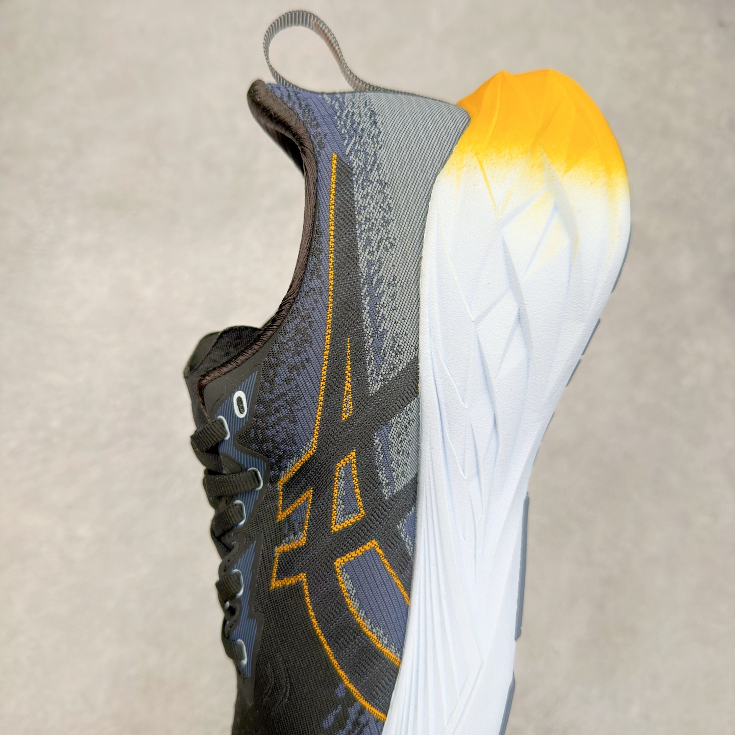 图片[7]-＃特价福利 ASICS NOVABLAST 4 亚瑟士舒适缓震跑鞋 鞋面从NOVABLAST 3的工程网眼升级为一片式轻量编织设计 提升了跑鞋的透气性 并配备结构鞋舌 进一步提升透气性的同时减少鞋舌滑动 从而实现更好的包裹感 后跟结构也是亮点之一 不仅提升了稳定性 还能给跑者提供更强支撑 上脚舒适度非常明显 无论如何跑跳晃动 双脚都被包裹的非常服帖舒适 同时前脚掌有足够空间 中足又很贴合 后跟高度和弧度也都非常舒适 从NOVABLAST 4 采用全新FF BLAST PLUS ECO轻量高能回弹泡棉材料 这是一种超过20%的生物基可再生资源 在带给跑者更舒适体验同时助力减轻环境负担 值得关注的是NOVABLAST 4将成为该系列首款贴有CO2e标签的鞋款 以进一步严格贯彻ASICS亚瑟士的可持续发展理念 大底采用了低密度设计的AHAR LO 更大程度增强鞋款耐磨性 提升使用寿命 外底液采用了全新设计 其灵感来源于植物的斐波那契螺旋叶片图案 独特的几何纹路使新一代鞋款的外观更具标志性 中底和大底设计都是为了让跑者获得更大的能量反馈 更强的回弹性 在跑步过程中轻弹畅跑 看配置就能感受到NOVABLAST 4 的优势 高回弹、高缓震、且耐用的综合长跑训练鞋 尺码：36 37 38 39 39.5 40 40.5 41.5 42 42.5 43.5 44 45-选品中心