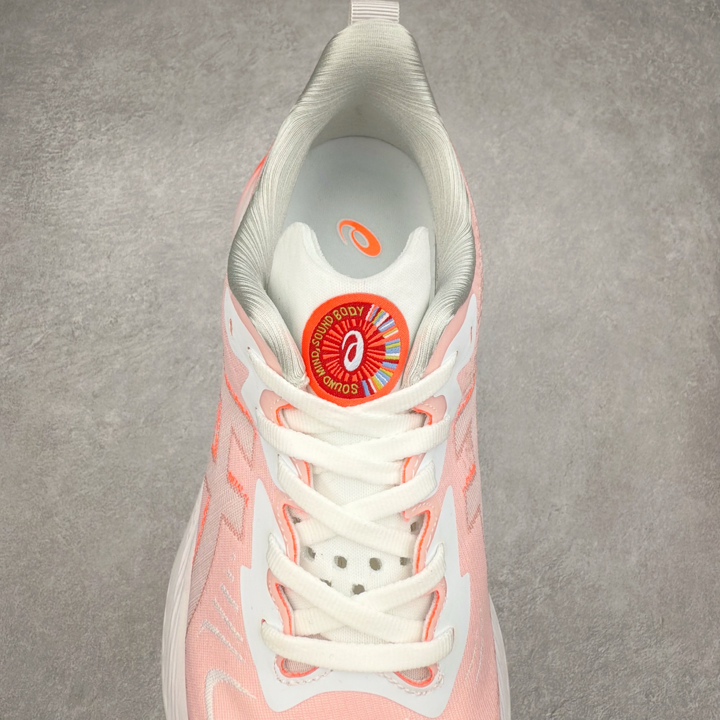 图片[5]-＃特价福利 ASICS NOVABLAST 4 亚瑟士舒适缓震跑鞋 鞋面从NOVABLAST 3的工程网眼升级为一片式轻量编织设计 提升了跑鞋的透气性 并配备结构鞋舌 进一步提升透气性的同时减少鞋舌滑动 从而实现更好的包裹感 后跟结构也是亮点之一 不仅提升了稳定性 还能给跑者提供更强支撑 上脚舒适度非常明显 无论如何跑跳晃动 双脚都被包裹的非常服帖舒适 同时前脚掌有足够空间 中足又很贴合 后跟高度和弧度也都非常舒适 从NOVABLAST 4 采用全新FF BLAST PLUS ECO轻量高能回弹泡棉材料 这是一种超过20%的生物基可再生资源 在带给跑者更舒适体验同时助力减轻环境负担 值得关注的是NOVABLAST 4将成为该系列首款贴有CO2e标签的鞋款 以进一步严格贯彻ASICS亚瑟士的可持续发展理念 大底采用了低密度设计的AHAR LO 更大程度增强鞋款耐磨性 提升使用寿命 外底液采用了全新设计 其灵感来源于植物的斐波那契螺旋叶片图案 独特的几何纹路使新一代鞋款的外观更具标志性 中底和大底设计都是为了让跑者获得更大的能量反馈 更强的回弹性 在跑步过程中轻弹畅跑 看配置就能感受到NOVABLAST 4 的优势 高回弹、高缓震、且耐用的综合长跑训练鞋 尺码：36 37 38 39 39.5 40 40.5 41.5 42 42.5 43.5 44 45-选品中心