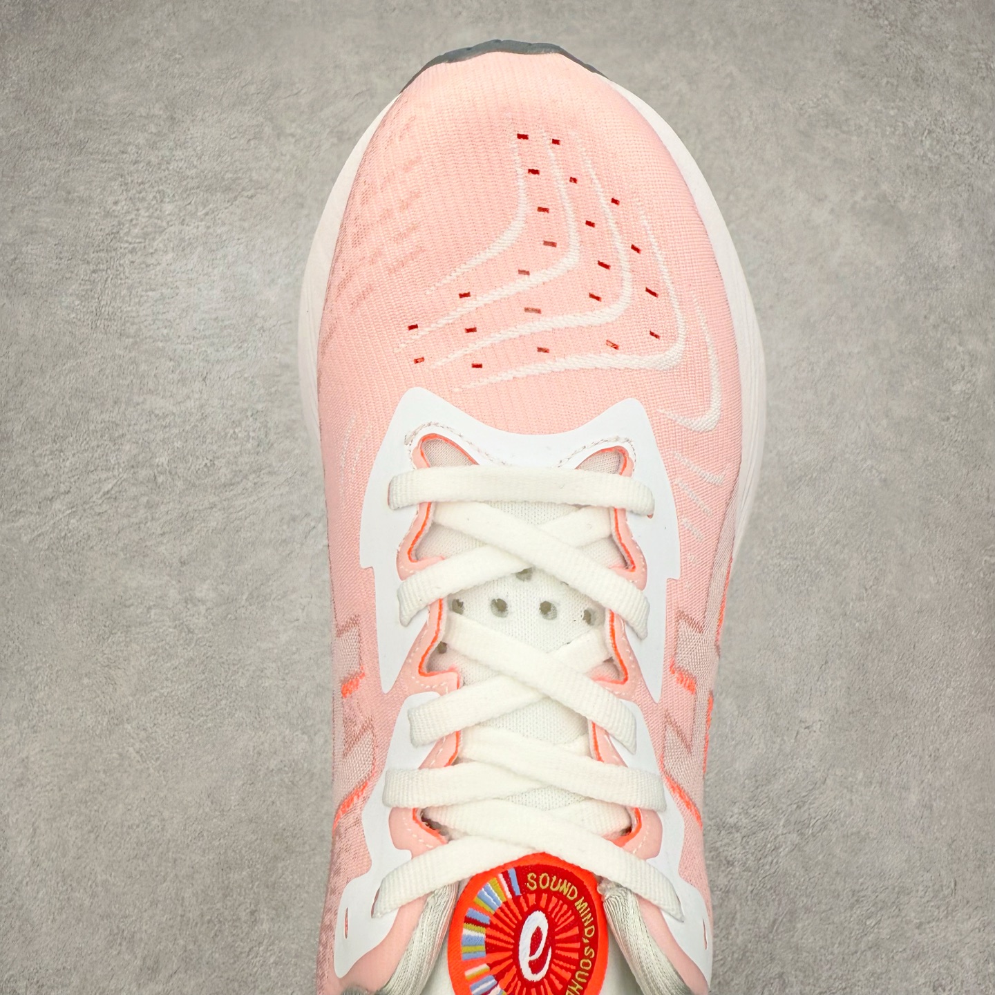 图片[4]-＃特价福利 ASICS NOVABLAST 4 亚瑟士舒适缓震跑鞋 鞋面从NOVABLAST 3的工程网眼升级为一片式轻量编织设计 提升了跑鞋的透气性 并配备结构鞋舌 进一步提升透气性的同时减少鞋舌滑动 从而实现更好的包裹感 后跟结构也是亮点之一 不仅提升了稳定性 还能给跑者提供更强支撑 上脚舒适度非常明显 无论如何跑跳晃动 双脚都被包裹的非常服帖舒适 同时前脚掌有足够空间 中足又很贴合 后跟高度和弧度也都非常舒适 从NOVABLAST 4 采用全新FF BLAST PLUS ECO轻量高能回弹泡棉材料 这是一种超过20%的生物基可再生资源 在带给跑者更舒适体验同时助力减轻环境负担 值得关注的是NOVABLAST 4将成为该系列首款贴有CO2e标签的鞋款 以进一步严格贯彻ASICS亚瑟士的可持续发展理念 大底采用了低密度设计的AHAR LO 更大程度增强鞋款耐磨性 提升使用寿命 外底液采用了全新设计 其灵感来源于植物的斐波那契螺旋叶片图案 独特的几何纹路使新一代鞋款的外观更具标志性 中底和大底设计都是为了让跑者获得更大的能量反馈 更强的回弹性 在跑步过程中轻弹畅跑 看配置就能感受到NOVABLAST 4 的优势 高回弹、高缓震、且耐用的综合长跑训练鞋 尺码：36 37 38 39 39.5 40 40.5 41.5 42 42.5 43.5 44 45-选品中心