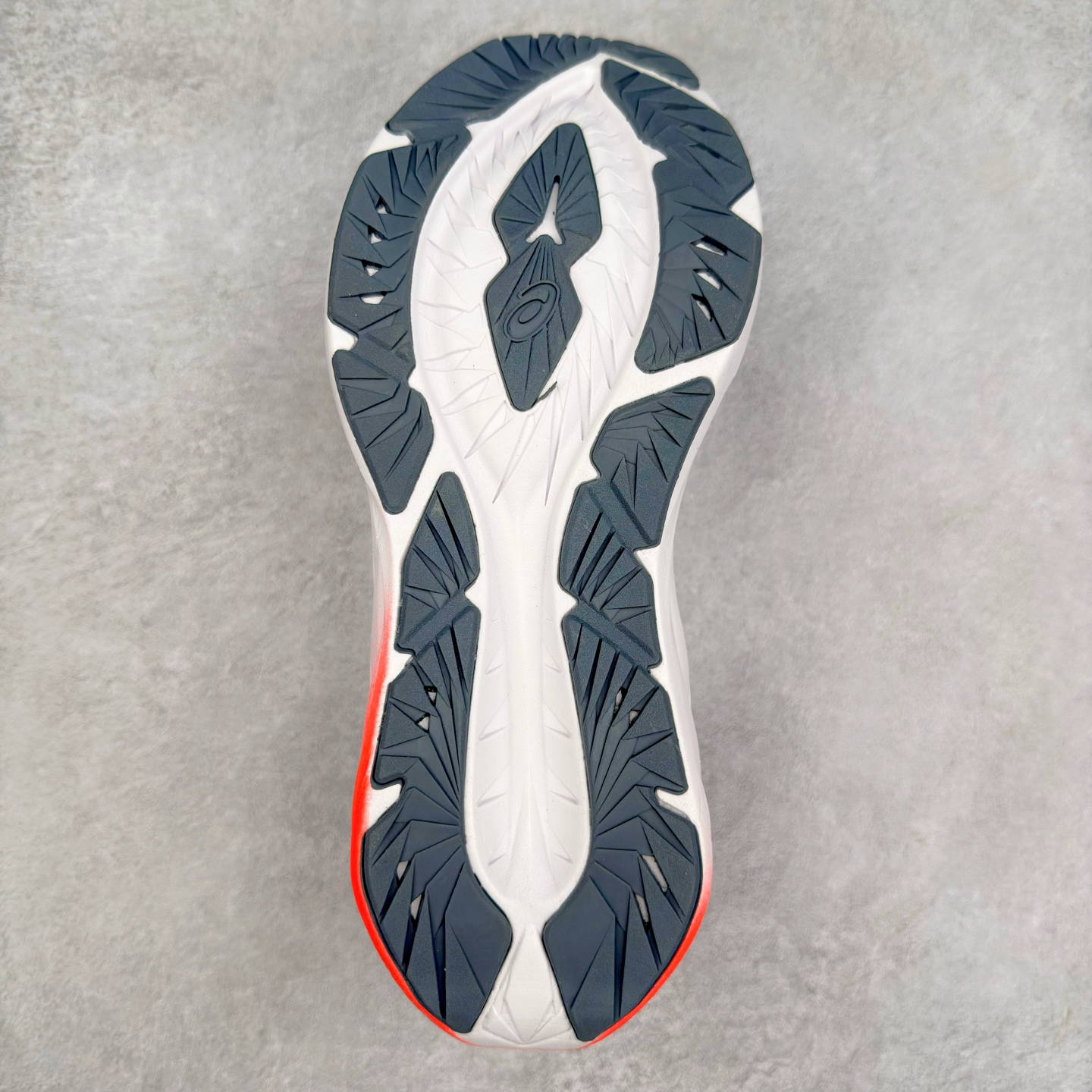 图片[9]-＃特价福利 ASICS NOVABLAST 4 亚瑟士舒适缓震跑鞋 鞋面从NOVABLAST 3的工程网眼升级为一片式轻量编织设计 提升了跑鞋的透气性 并配备结构鞋舌 进一步提升透气性的同时减少鞋舌滑动 从而实现更好的包裹感 后跟结构也是亮点之一 不仅提升了稳定性 还能给跑者提供更强支撑 上脚舒适度非常明显 无论如何跑跳晃动 双脚都被包裹的非常服帖舒适 同时前脚掌有足够空间 中足又很贴合 后跟高度和弧度也都非常舒适 从NOVABLAST 4 采用全新FF BLAST PLUS ECO轻量高能回弹泡棉材料 这是一种超过20%的生物基可再生资源 在带给跑者更舒适体验同时助力减轻环境负担 值得关注的是NOVABLAST 4将成为该系列首款贴有CO2e标签的鞋款 以进一步严格贯彻ASICS亚瑟士的可持续发展理念 大底采用了低密度设计的AHAR LO 更大程度增强鞋款耐磨性 提升使用寿命 外底液采用了全新设计 其灵感来源于植物的斐波那契螺旋叶片图案 独特的几何纹路使新一代鞋款的外观更具标志性 中底和大底设计都是为了让跑者获得更大的能量反馈 更强的回弹性 在跑步过程中轻弹畅跑 看配置就能感受到NOVABLAST 4 的优势 高回弹、高缓震、且耐用的综合长跑训练鞋 尺码：36 37 38 39 39.5 40 40.5 41.5 42 42.5 43.5 44 45-选品中心