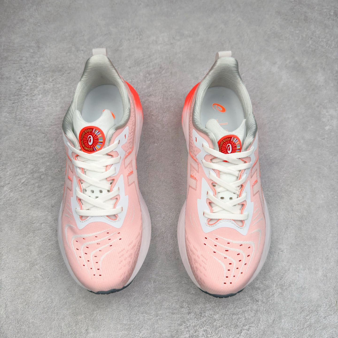 图片[2]-＃特价福利 ASICS NOVABLAST 4 亚瑟士舒适缓震跑鞋 鞋面从NOVABLAST 3的工程网眼升级为一片式轻量编织设计 提升了跑鞋的透气性 并配备结构鞋舌 进一步提升透气性的同时减少鞋舌滑动 从而实现更好的包裹感 后跟结构也是亮点之一 不仅提升了稳定性 还能给跑者提供更强支撑 上脚舒适度非常明显 无论如何跑跳晃动 双脚都被包裹的非常服帖舒适 同时前脚掌有足够空间 中足又很贴合 后跟高度和弧度也都非常舒适 从NOVABLAST 4 采用全新FF BLAST PLUS ECO轻量高能回弹泡棉材料 这是一种超过20%的生物基可再生资源 在带给跑者更舒适体验同时助力减轻环境负担 值得关注的是NOVABLAST 4将成为该系列首款贴有CO2e标签的鞋款 以进一步严格贯彻ASICS亚瑟士的可持续发展理念 大底采用了低密度设计的AHAR LO 更大程度增强鞋款耐磨性 提升使用寿命 外底液采用了全新设计 其灵感来源于植物的斐波那契螺旋叶片图案 独特的几何纹路使新一代鞋款的外观更具标志性 中底和大底设计都是为了让跑者获得更大的能量反馈 更强的回弹性 在跑步过程中轻弹畅跑 看配置就能感受到NOVABLAST 4 的优势 高回弹、高缓震、且耐用的综合长跑训练鞋 尺码：36 37 38 39 39.5 40 40.5 41.5 42 42.5 43.5 44 45-选品中心