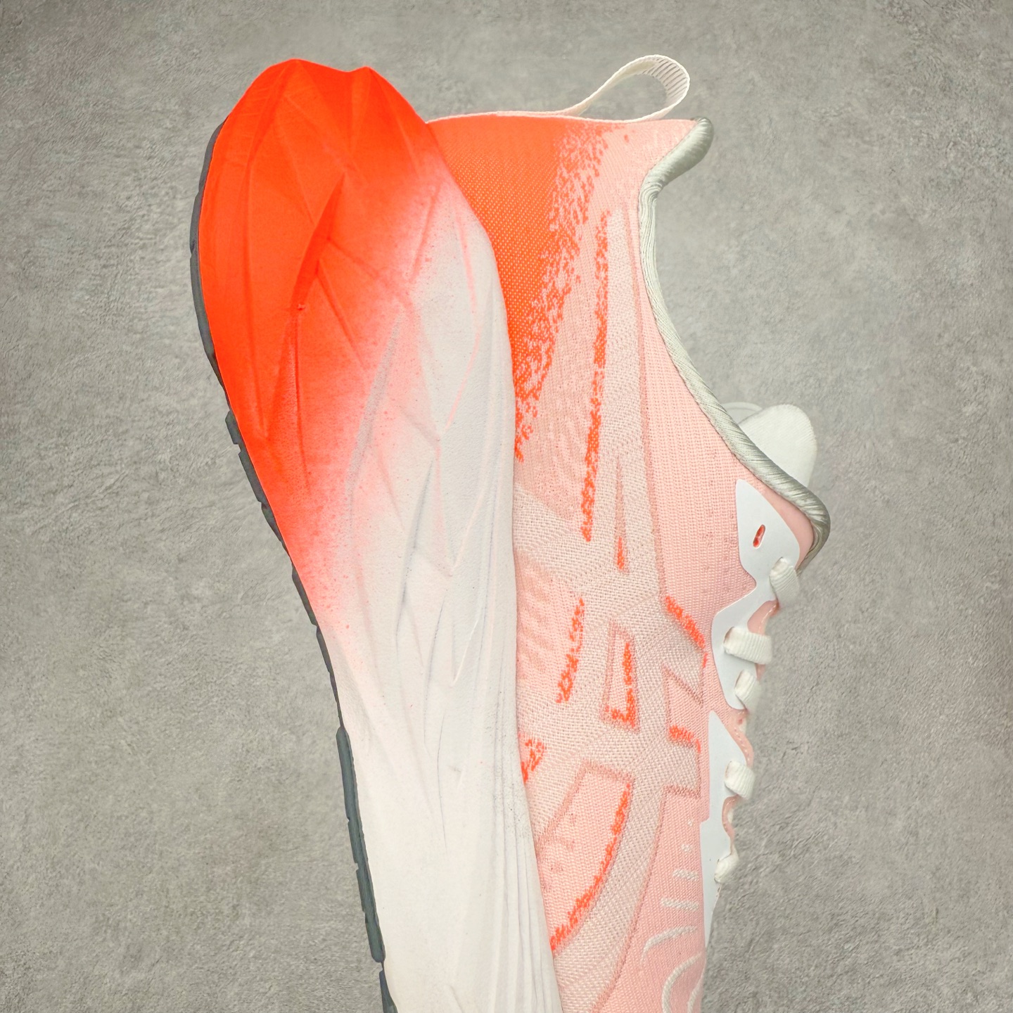 图片[6]-＃特价福利 ASICS NOVABLAST 4 亚瑟士舒适缓震跑鞋 鞋面从NOVABLAST 3的工程网眼升级为一片式轻量编织设计 提升了跑鞋的透气性 并配备结构鞋舌 进一步提升透气性的同时减少鞋舌滑动 从而实现更好的包裹感 后跟结构也是亮点之一 不仅提升了稳定性 还能给跑者提供更强支撑 上脚舒适度非常明显 无论如何跑跳晃动 双脚都被包裹的非常服帖舒适 同时前脚掌有足够空间 中足又很贴合 后跟高度和弧度也都非常舒适 从NOVABLAST 4 采用全新FF BLAST PLUS ECO轻量高能回弹泡棉材料 这是一种超过20%的生物基可再生资源 在带给跑者更舒适体验同时助力减轻环境负担 值得关注的是NOVABLAST 4将成为该系列首款贴有CO2e标签的鞋款 以进一步严格贯彻ASICS亚瑟士的可持续发展理念 大底采用了低密度设计的AHAR LO 更大程度增强鞋款耐磨性 提升使用寿命 外底液采用了全新设计 其灵感来源于植物的斐波那契螺旋叶片图案 独特的几何纹路使新一代鞋款的外观更具标志性 中底和大底设计都是为了让跑者获得更大的能量反馈 更强的回弹性 在跑步过程中轻弹畅跑 看配置就能感受到NOVABLAST 4 的优势 高回弹、高缓震、且耐用的综合长跑训练鞋 尺码：36 37 38 39 39.5 40 40.5 41.5 42 42.5 43.5 44 45-选品中心